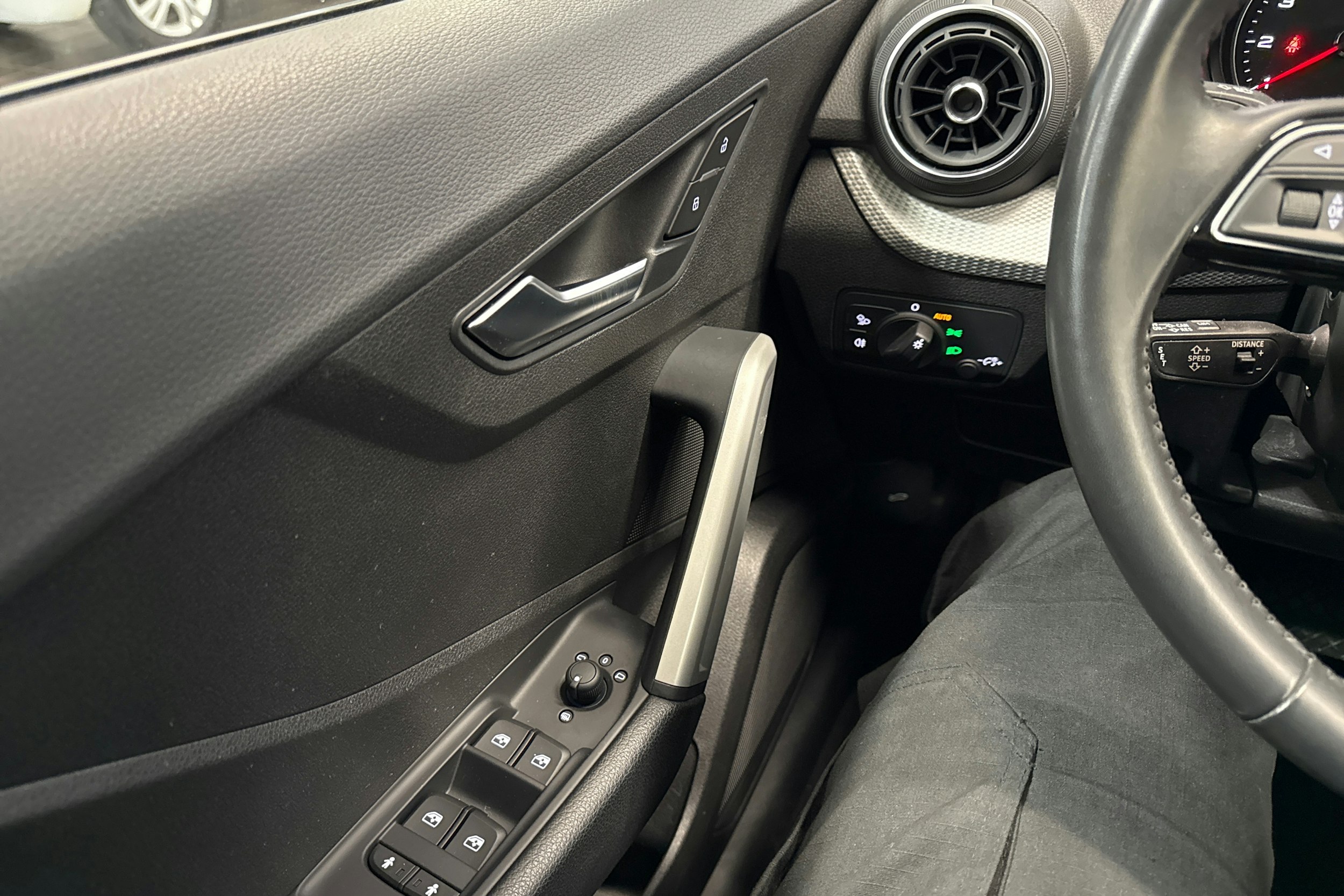 sininen Audi Q2 2019 kuva 15.
