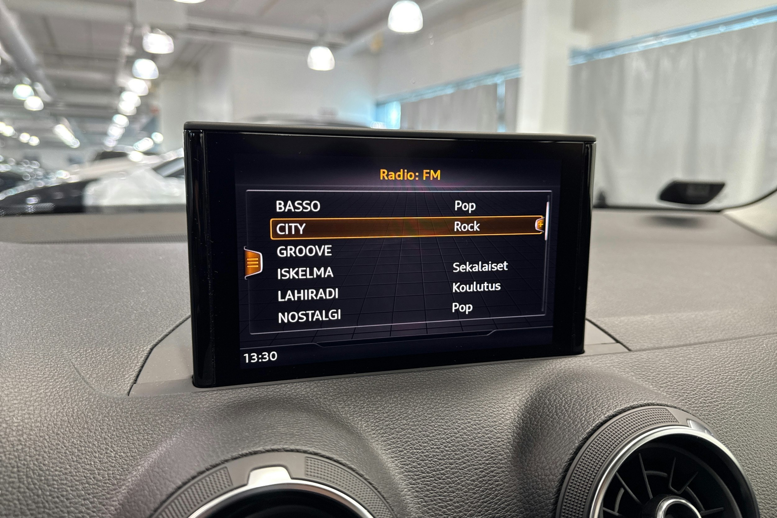 sininen Audi Q2 2019 kuva 18.