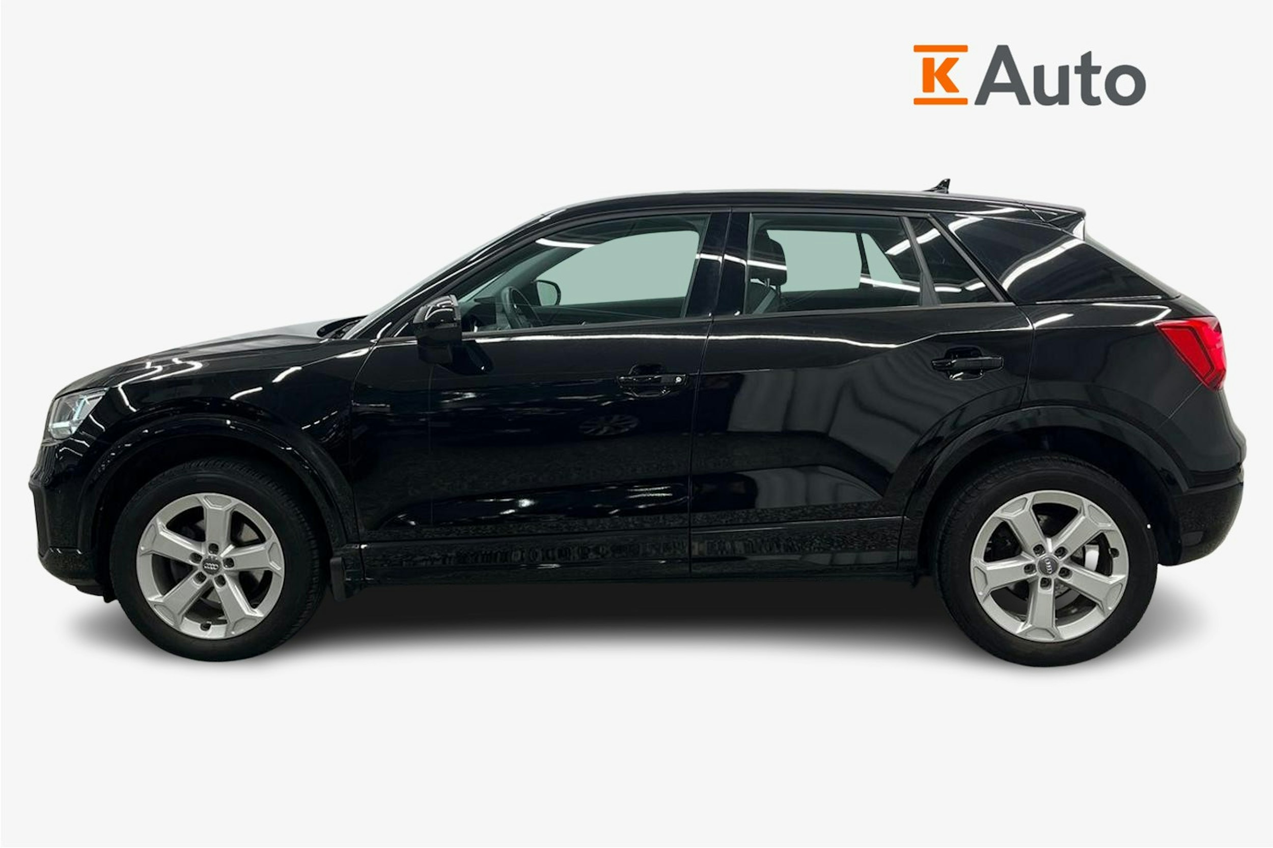musta Audi Q2 2019 kuva 6.