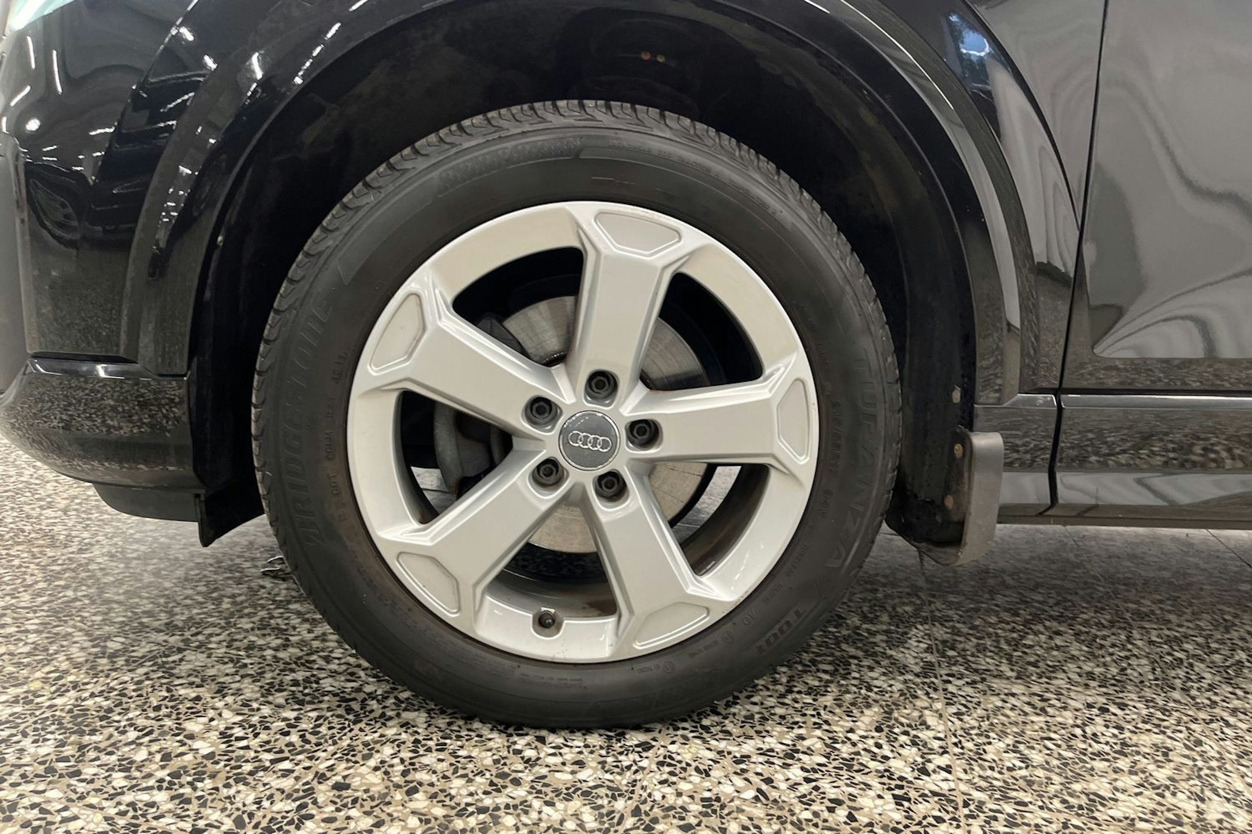 musta Audi Q2 2019 kuva 11.