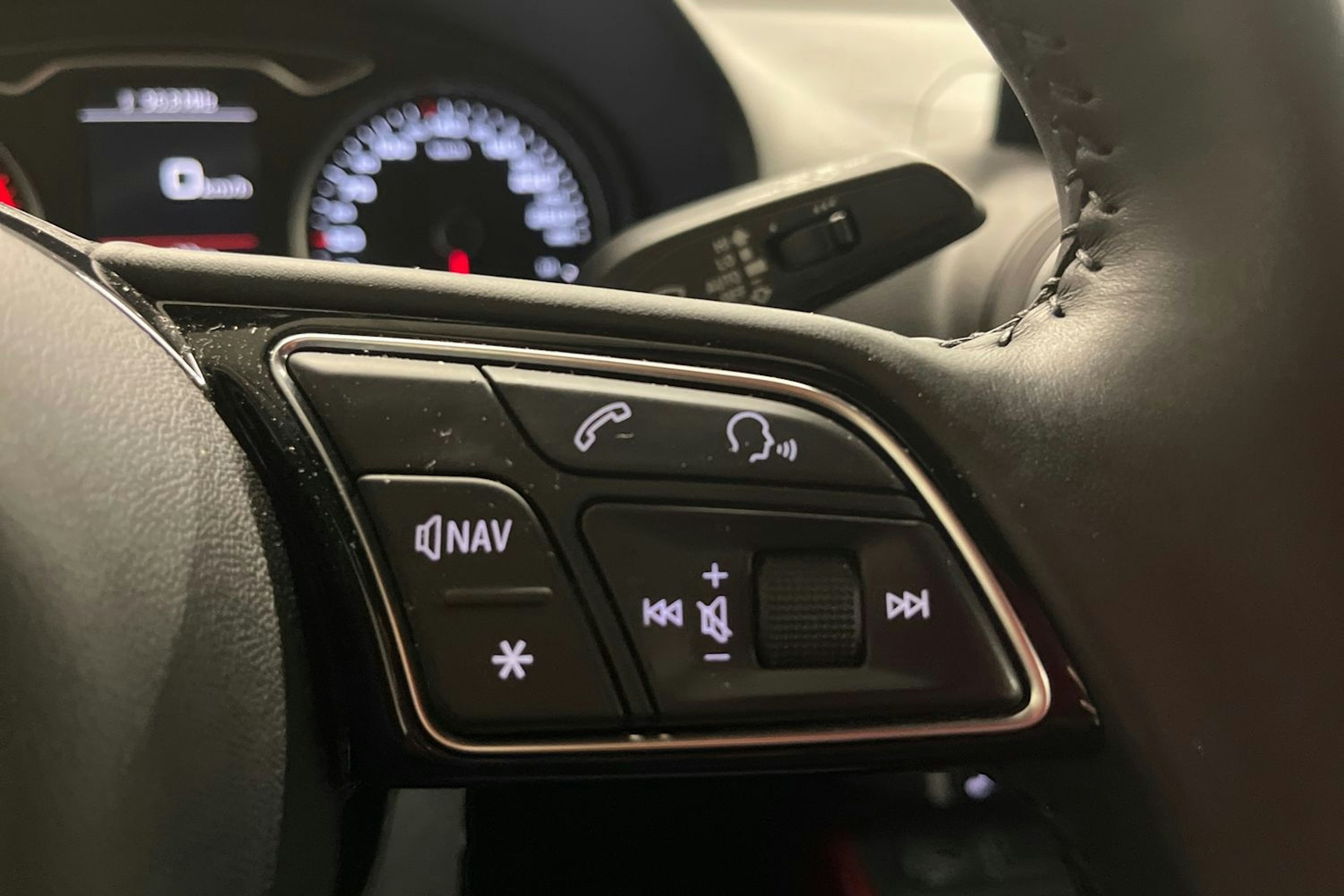 musta Audi Q2 2019 kuva 18.