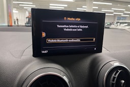 musta Audi Q2 2019 kuva 21.