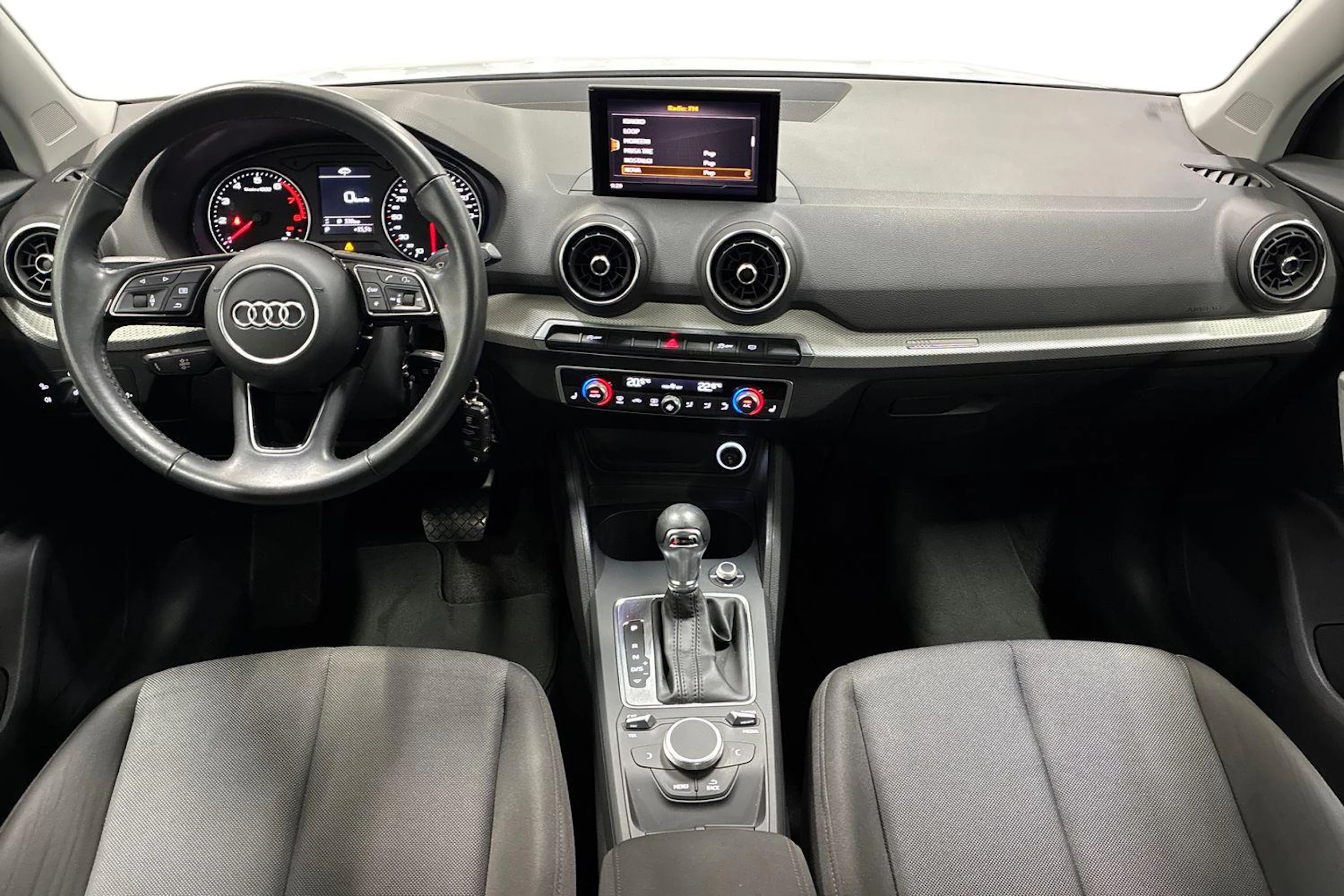 valkoinen Audi Q2 2019 kuva 7.