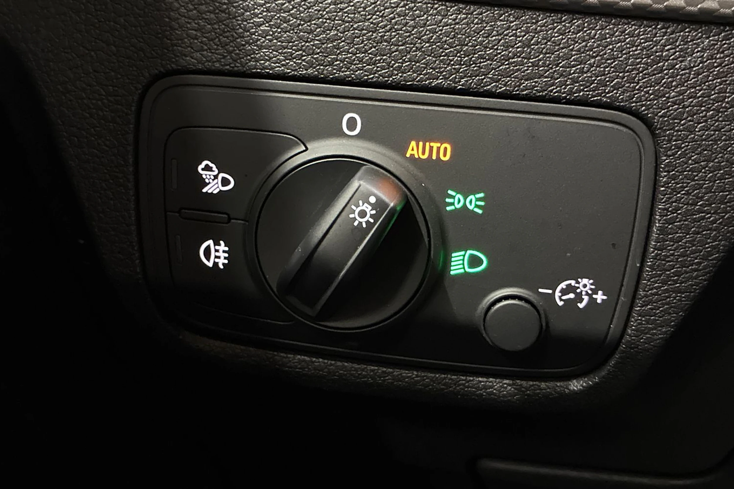 valkoinen Audi Q2 2019 kuva 16.
