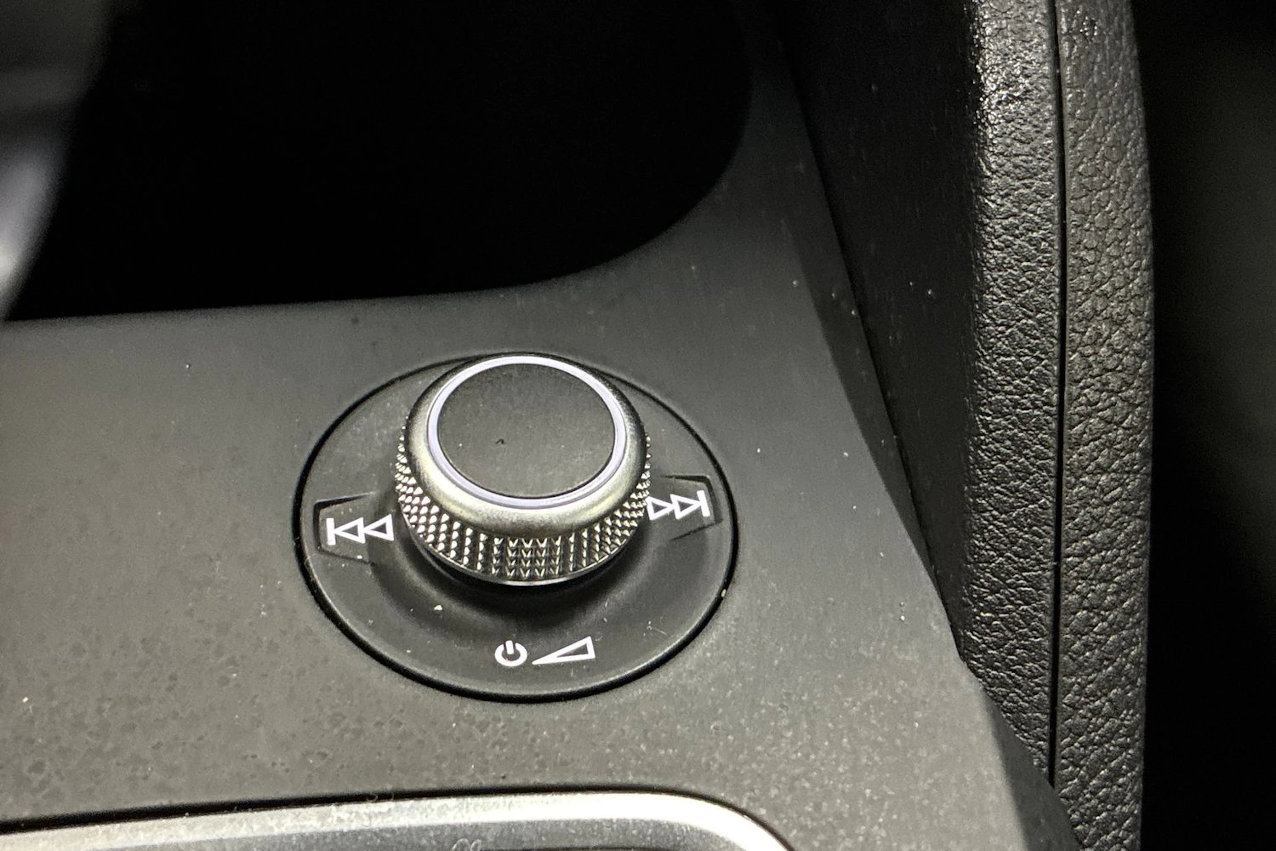 valkoinen Audi Q2 2019 kuva 19.