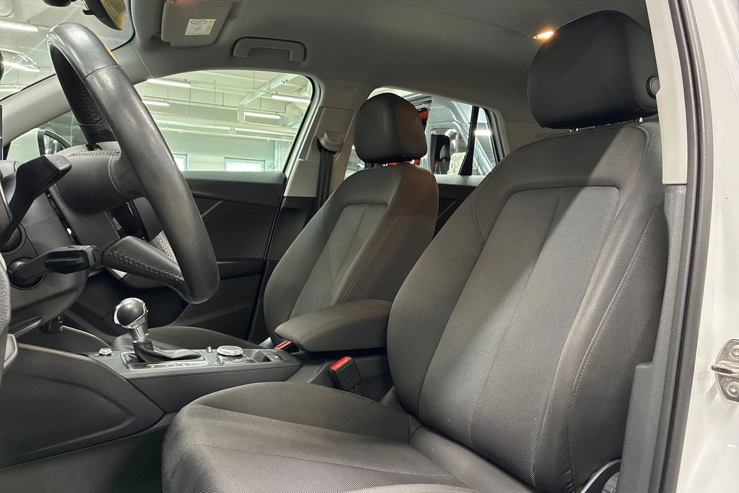 valkoinen Audi Q2 2019 kuva 22.