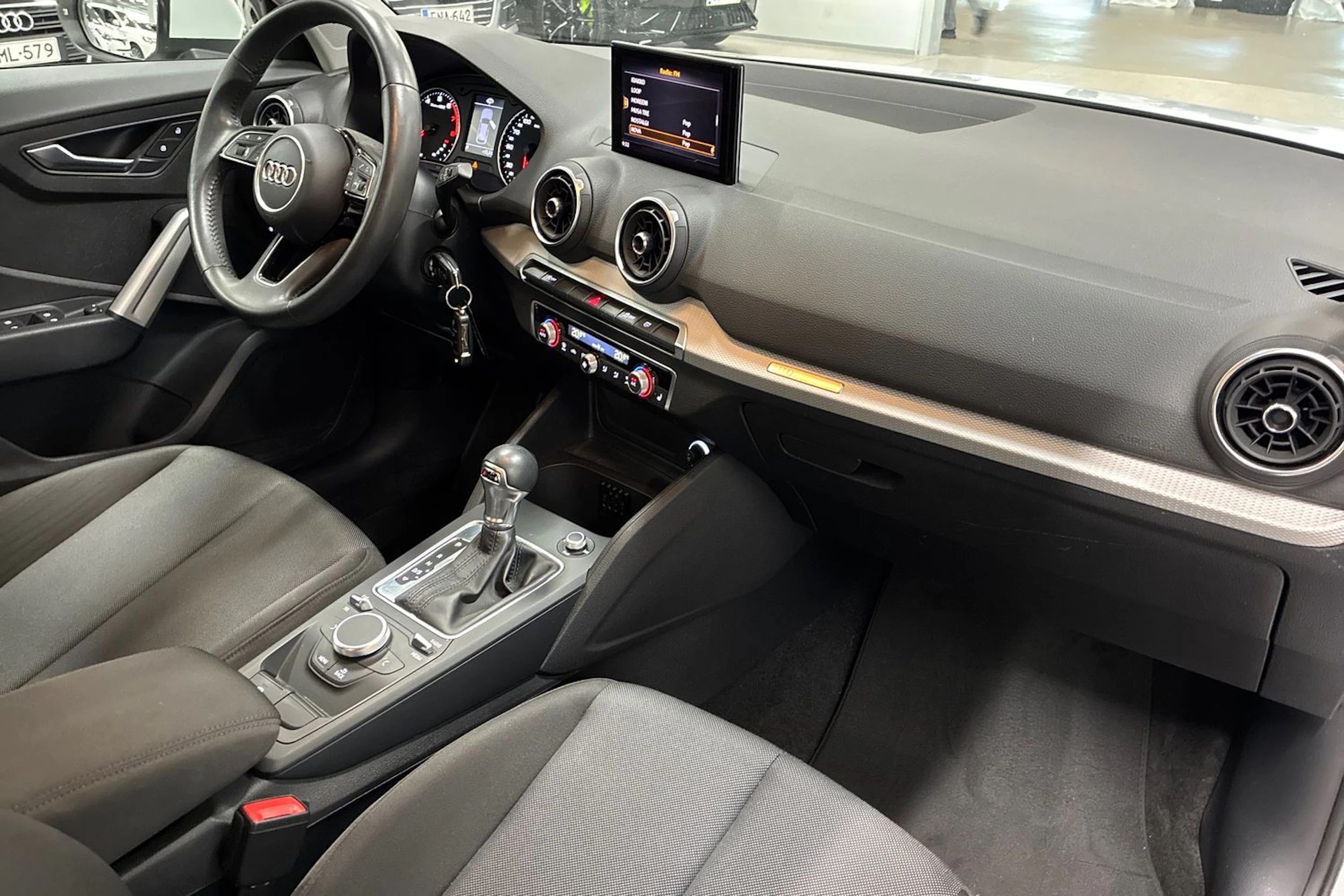 valkoinen Audi Q2 2019 kuva 26.