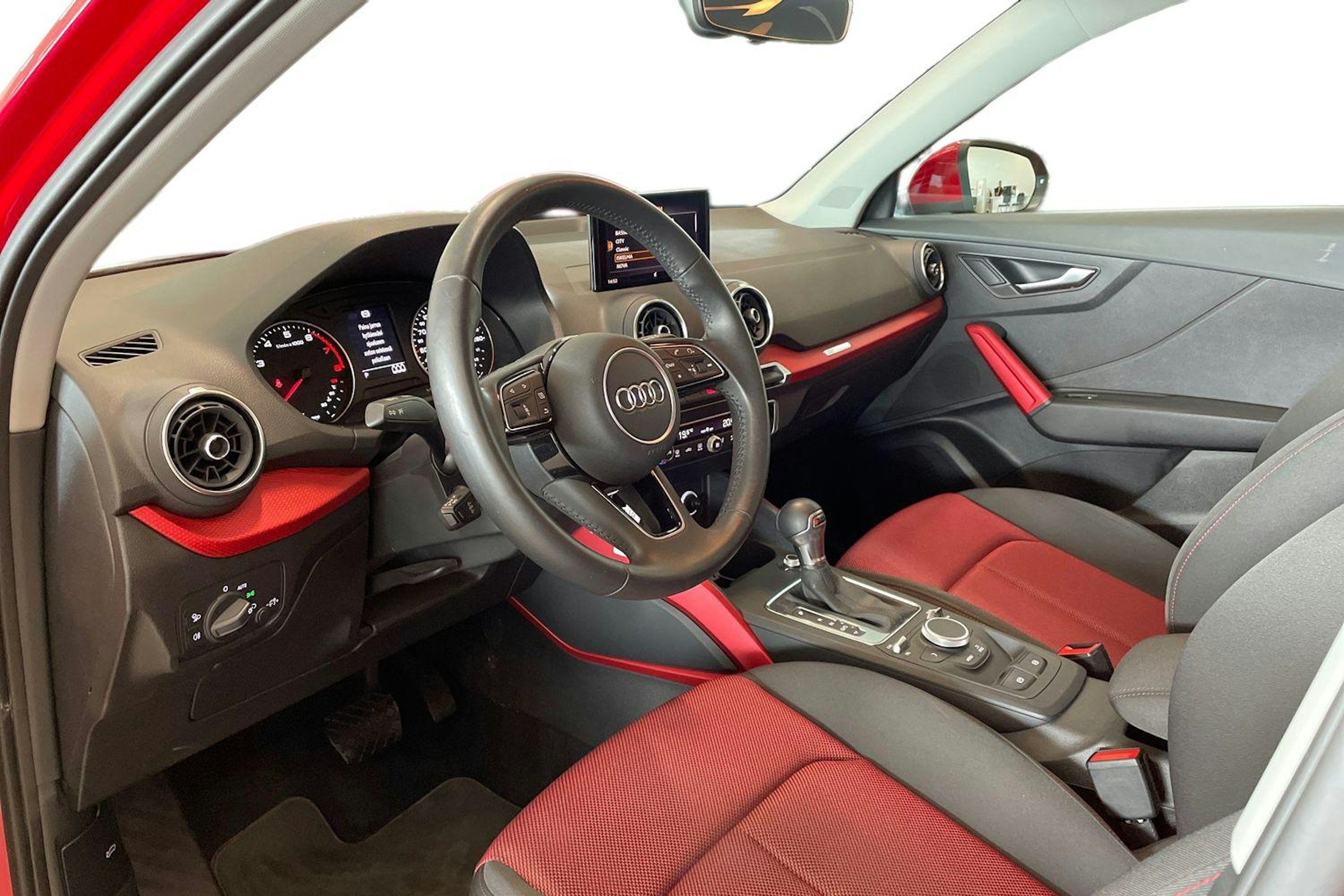 punainen Audi Q2 2019 kuva 7.