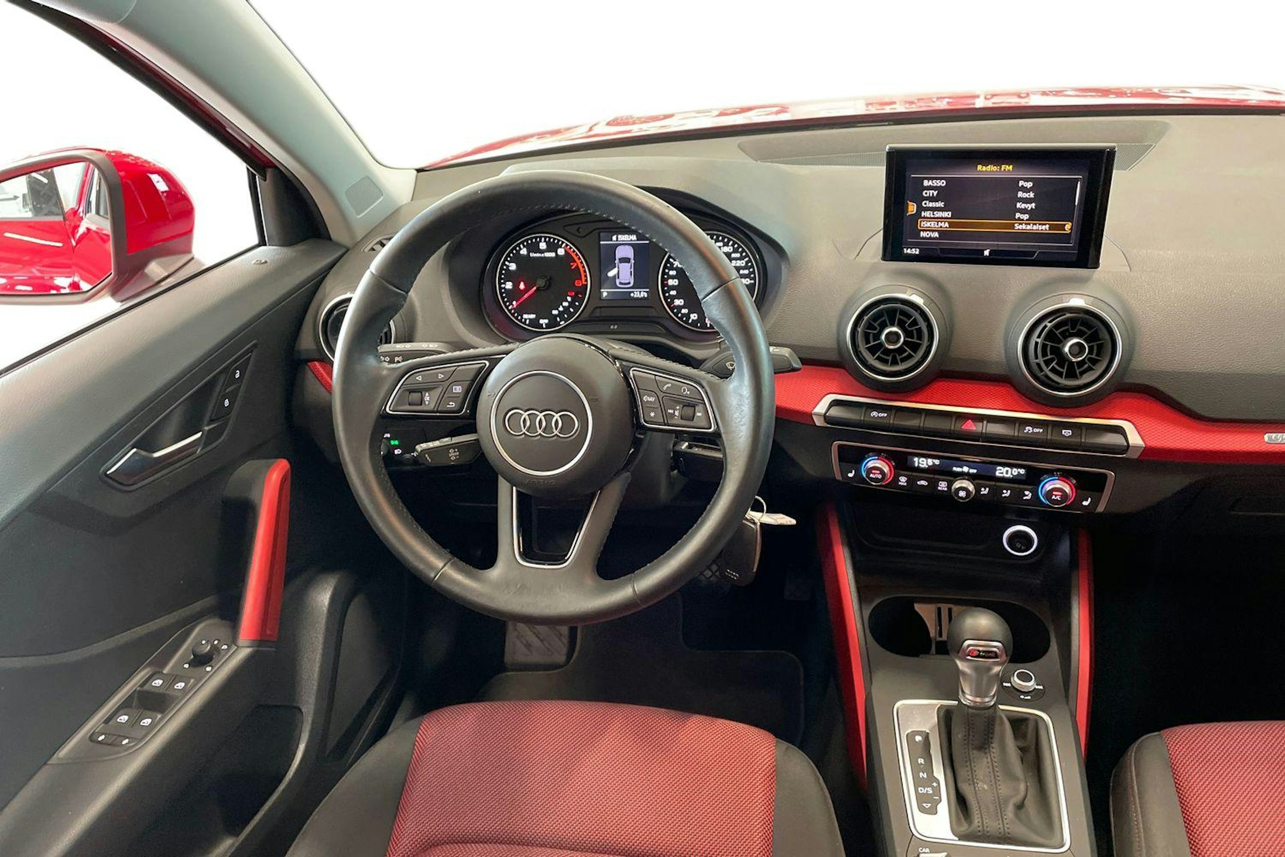punainen Audi Q2 2019 kuva 9.
