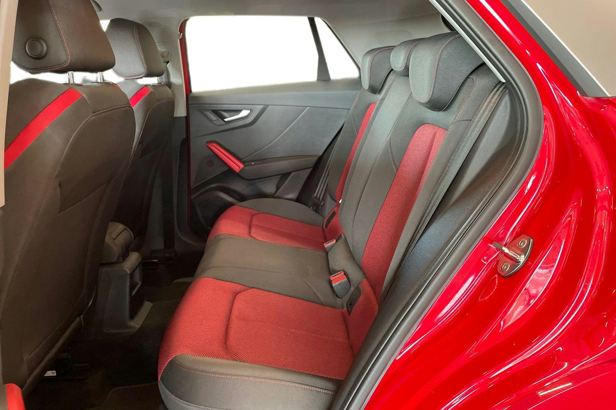 punainen Audi Q2 2019 kuva 10.