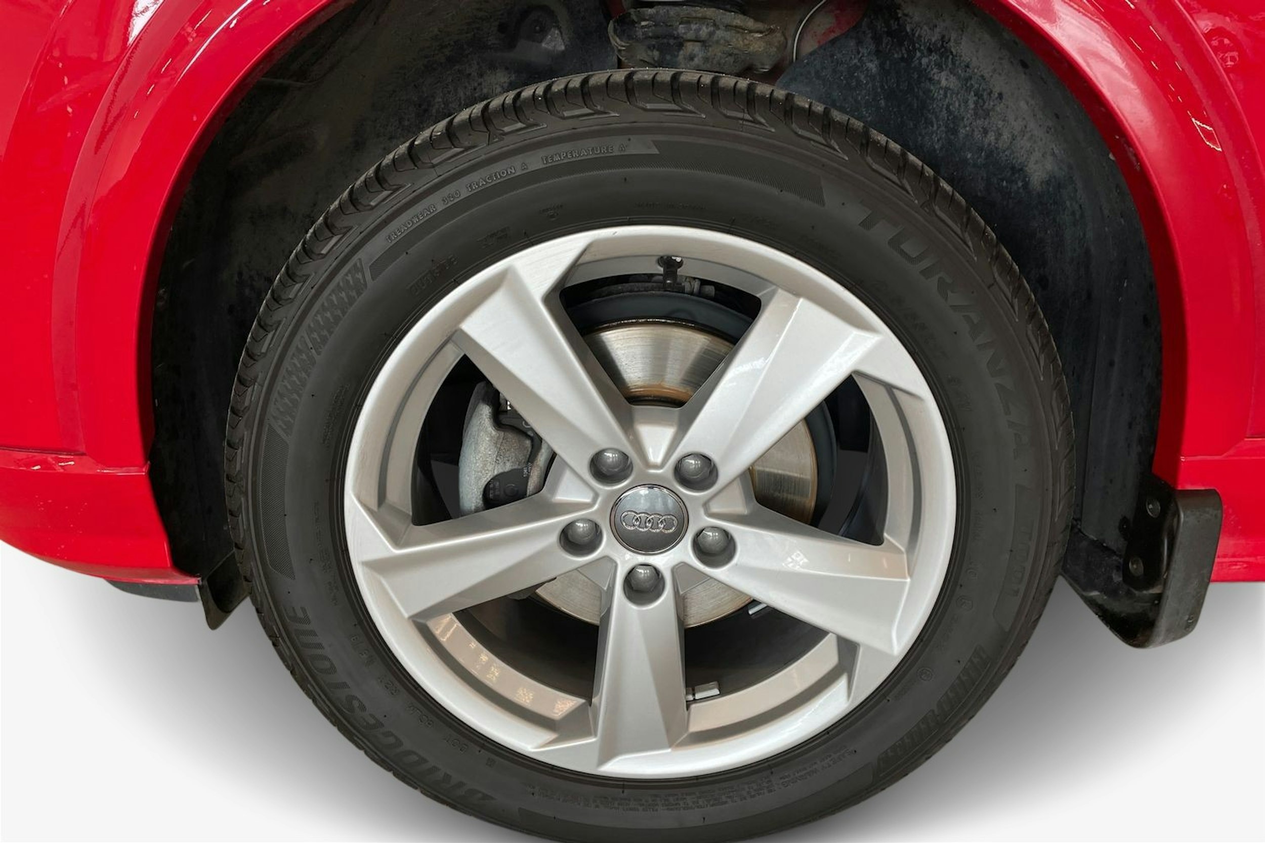 punainen Audi Q2 2019 kuva 11.