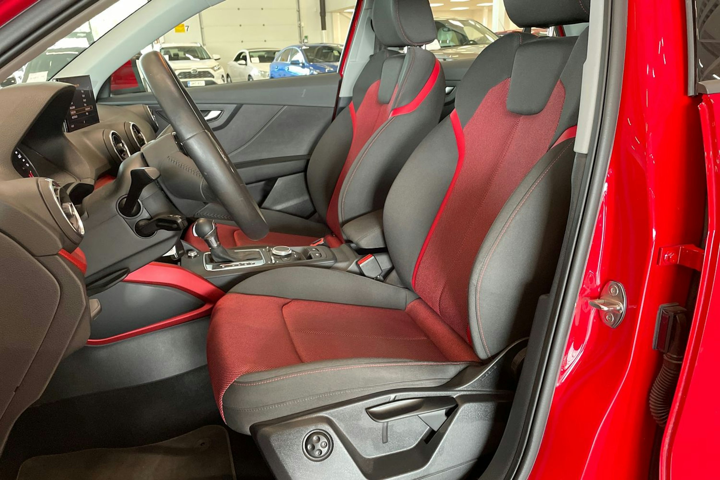 punainen Audi Q2 2019 kuva 14.