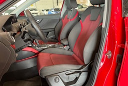 punainen Audi Q2 2019 kuva 14.