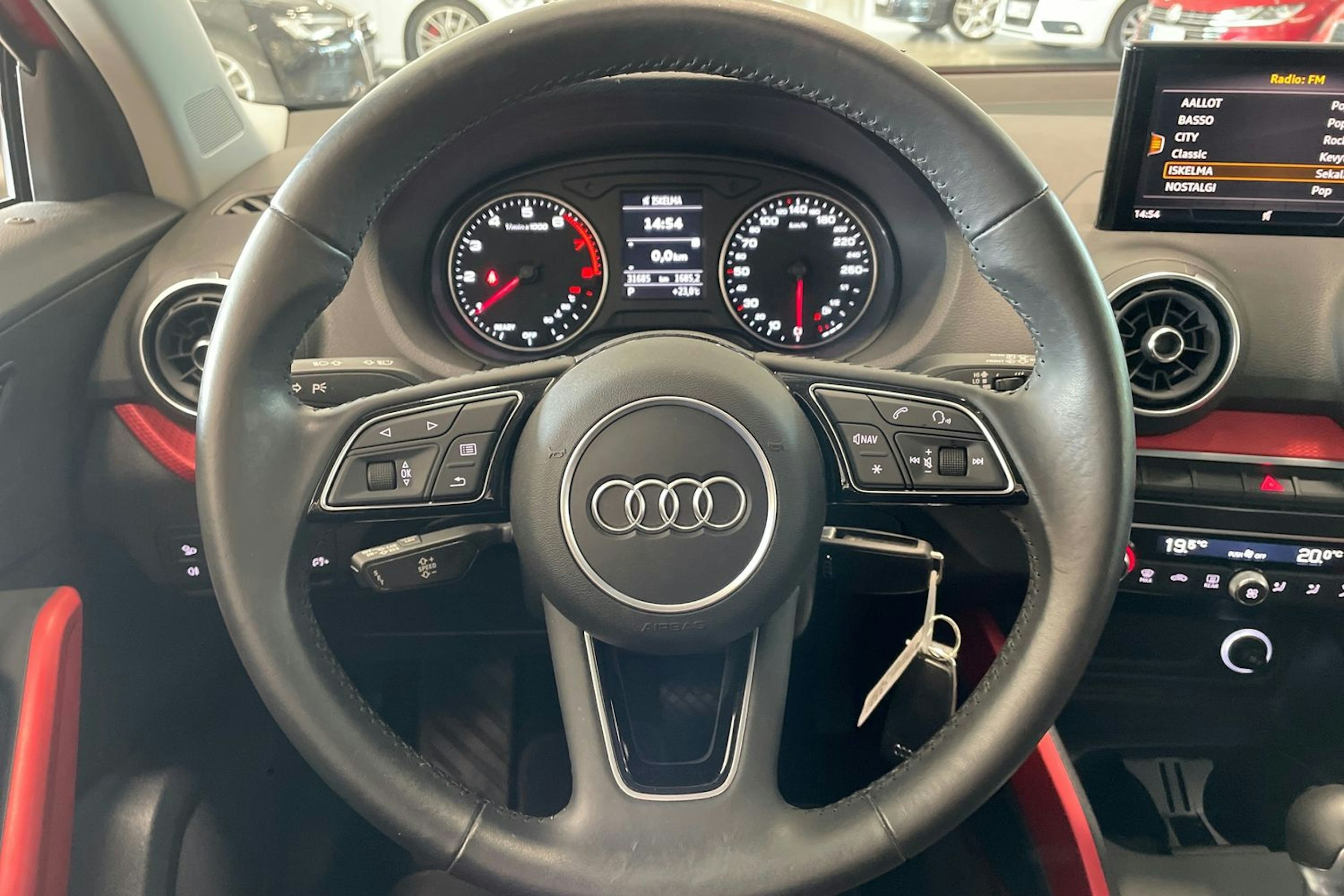 punainen Audi Q2 2019 kuva 15.