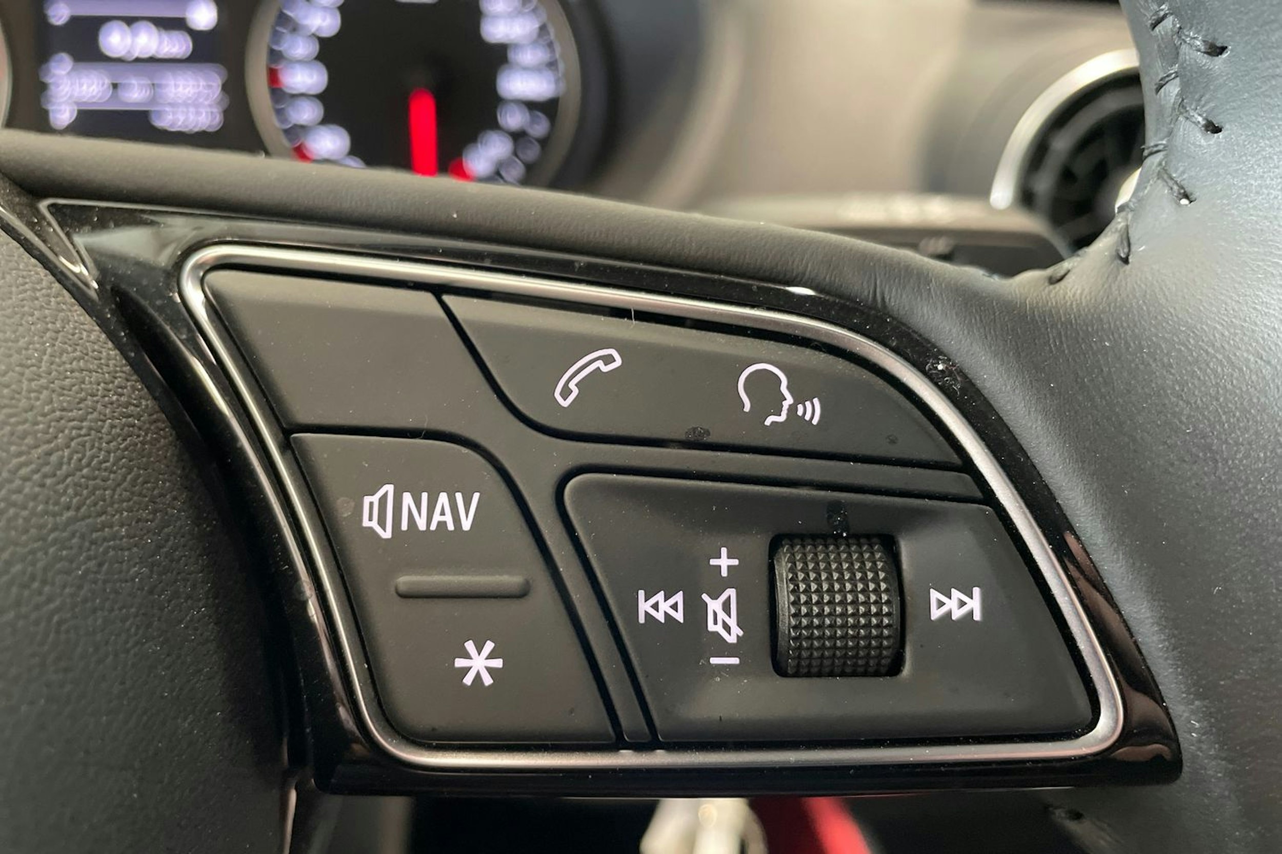 punainen Audi Q2 2019 kuva 16.