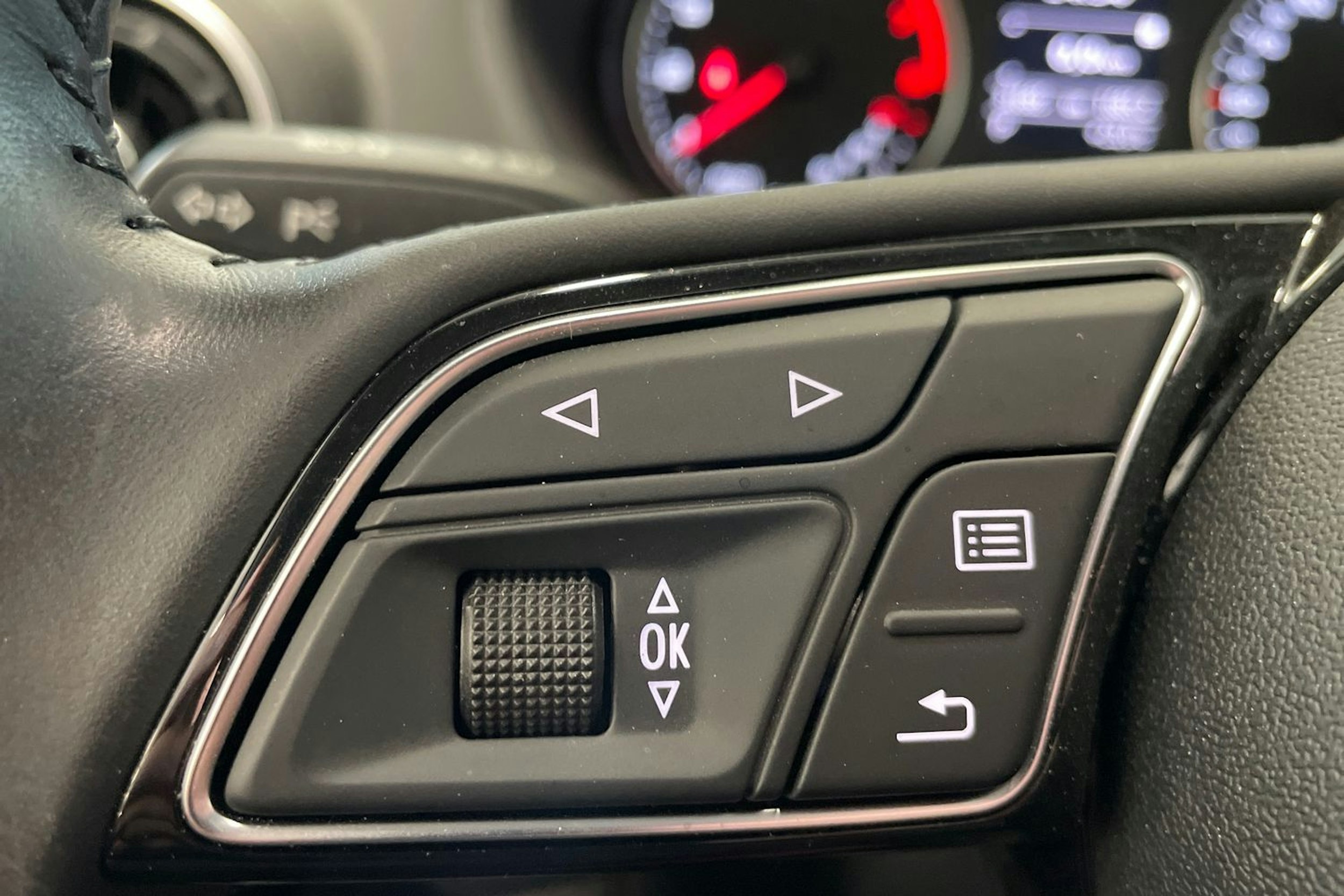 punainen Audi Q2 2019 kuva 17.