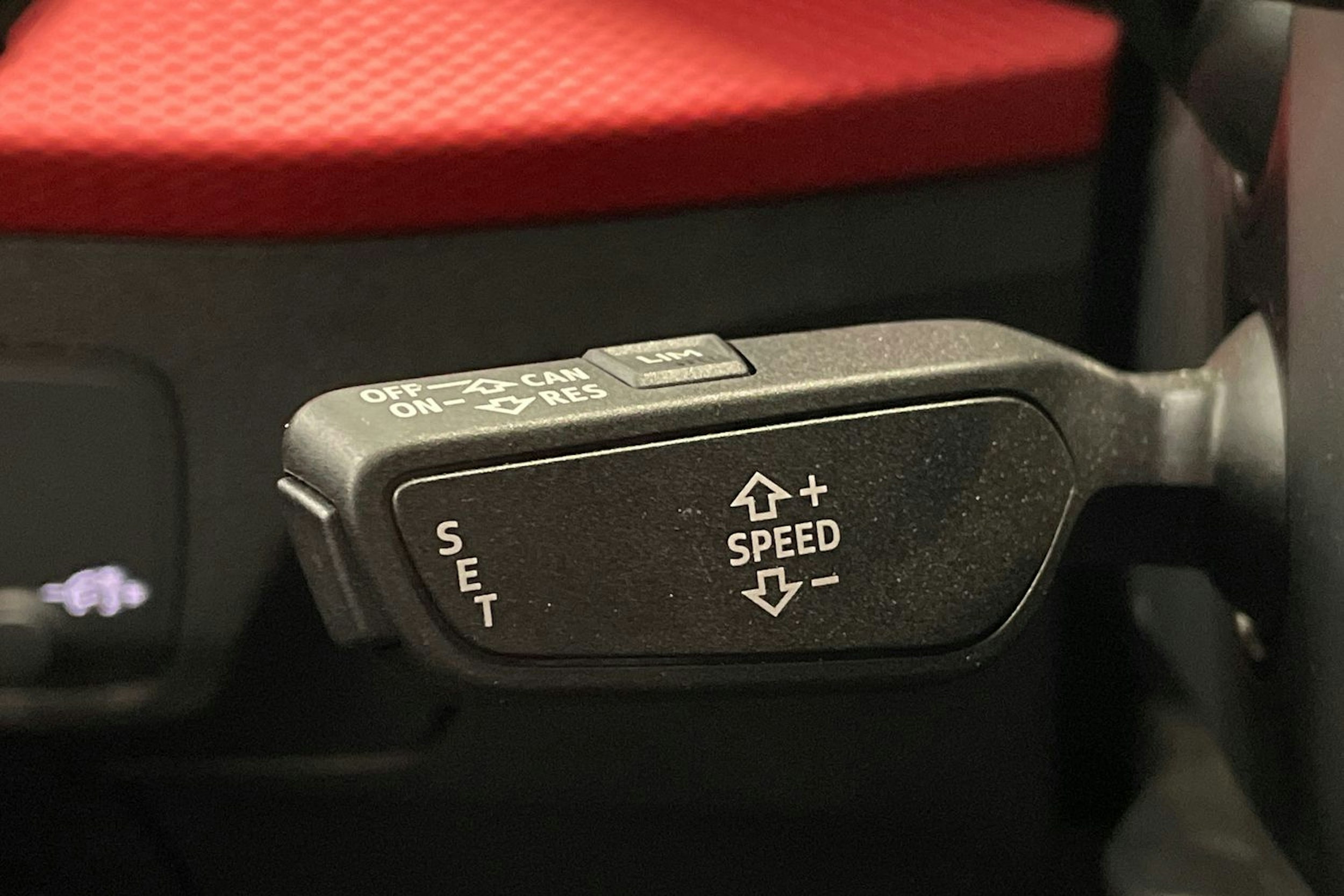 punainen Audi Q2 2019 kuva 18.