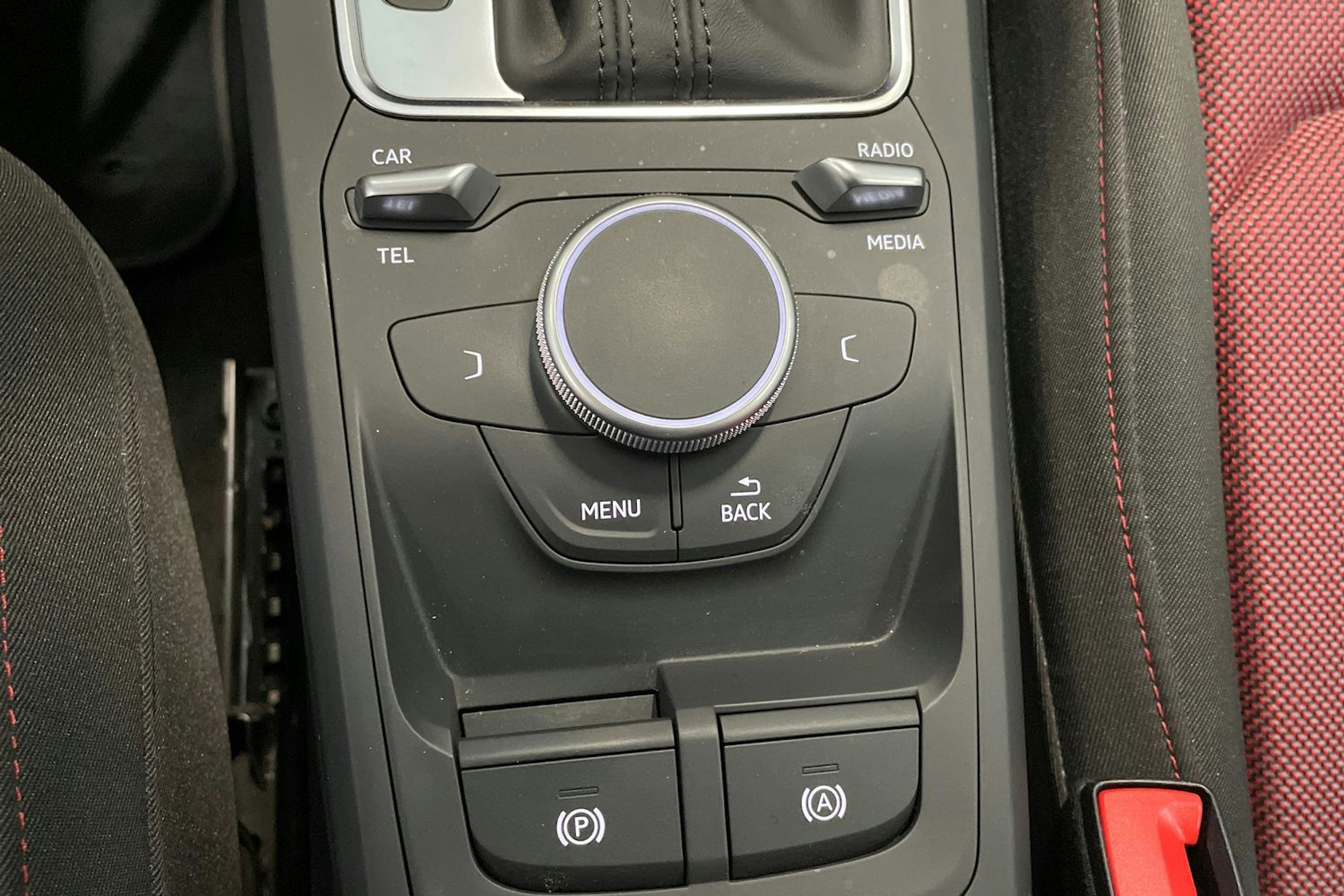 punainen Audi Q2 2019 kuva 28.