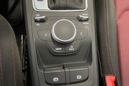 punainen Audi Q2 2019 kuva 28.