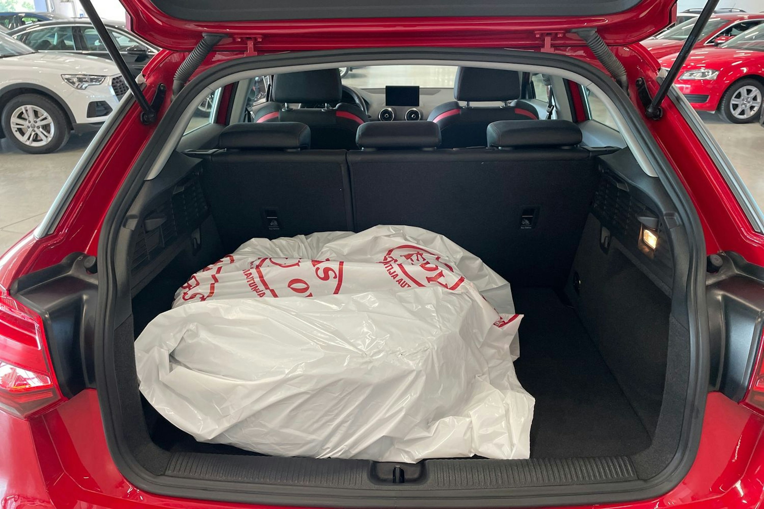 punainen Audi Q2 2019 kuva 33.