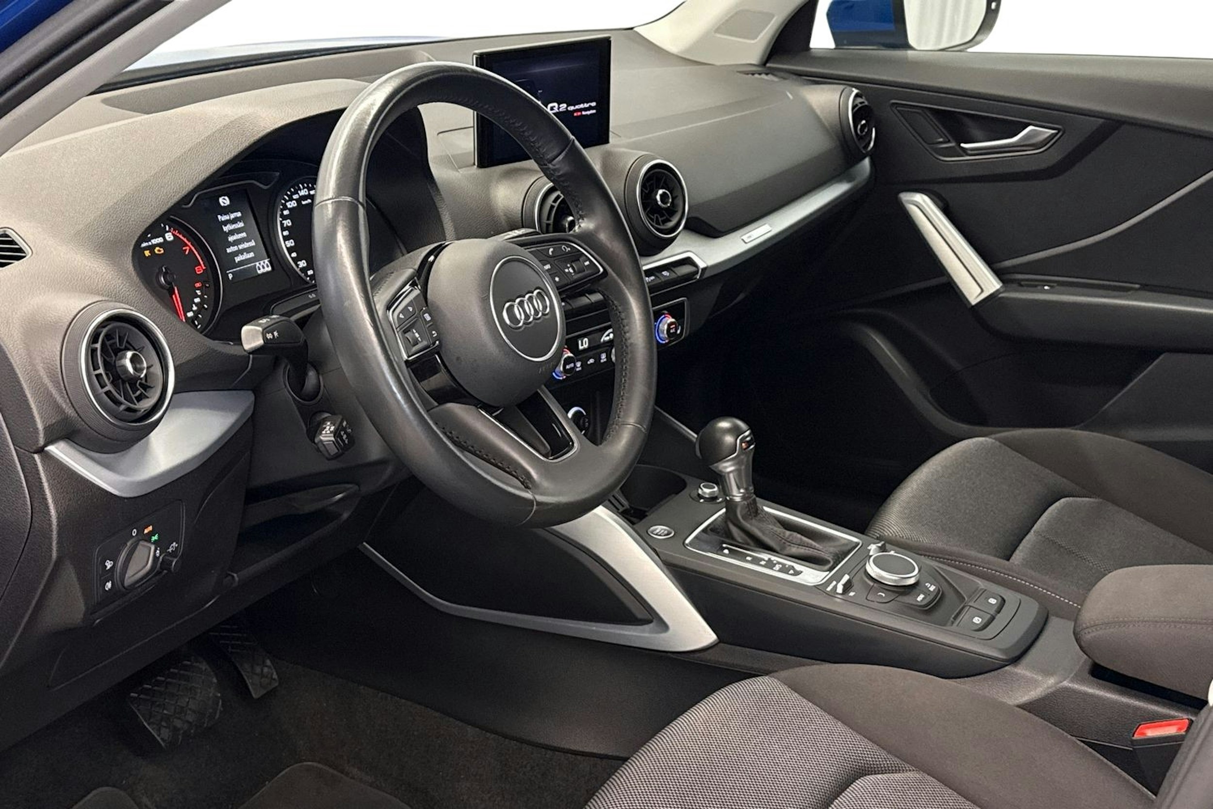 sininen Audi Q2 2019 kuva 7.