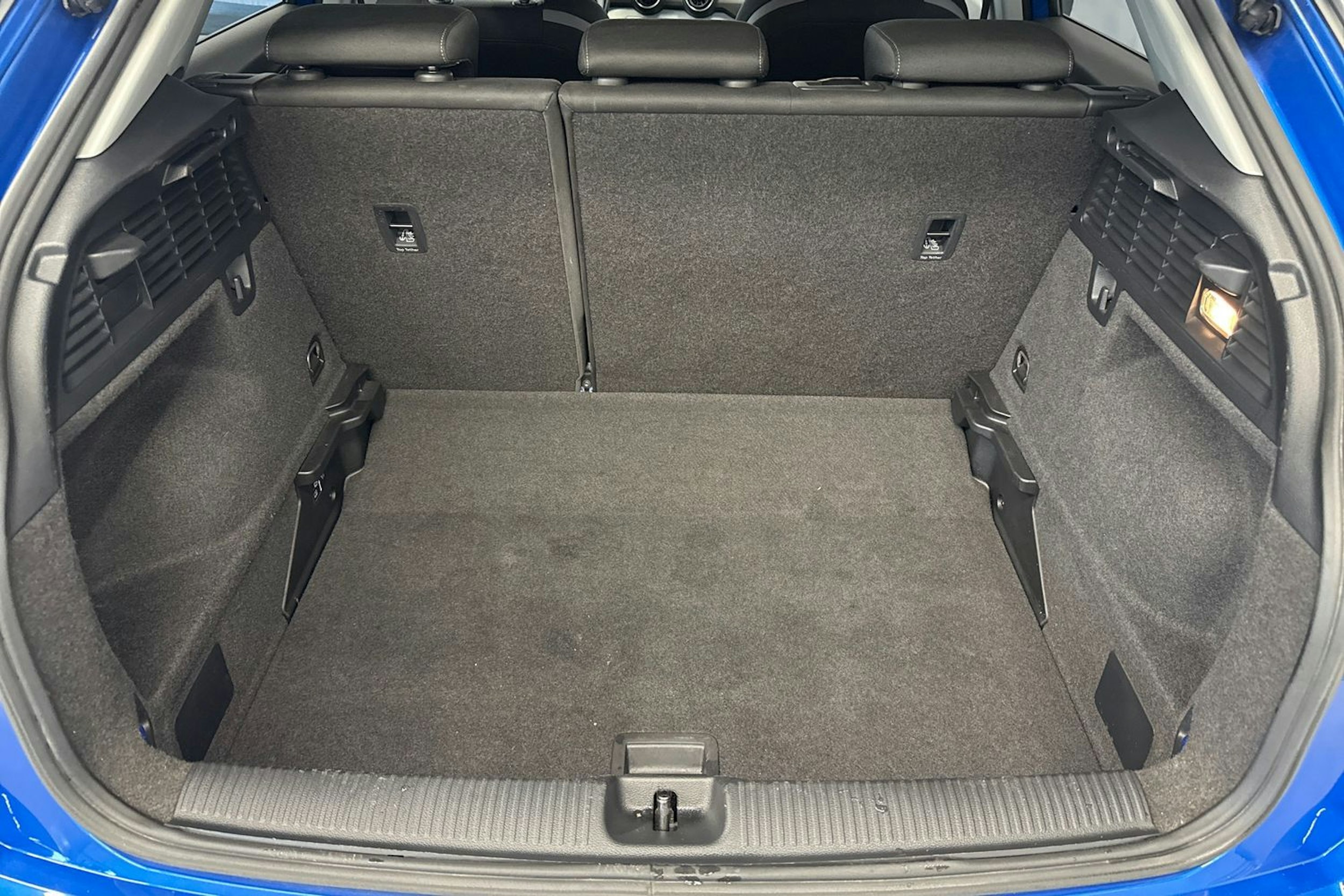 sininen Audi Q2 2019 kuva 22.