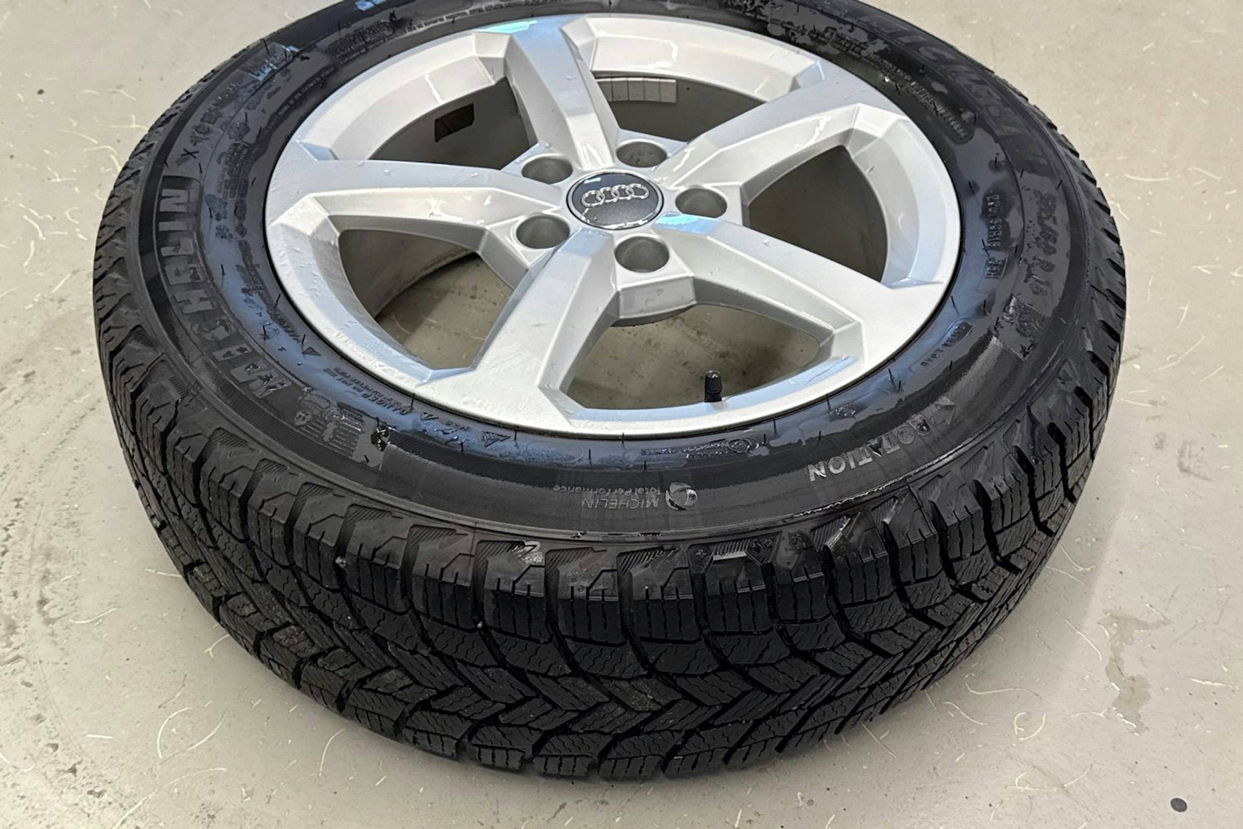 sininen Audi Q2 2019 kuva 23.
