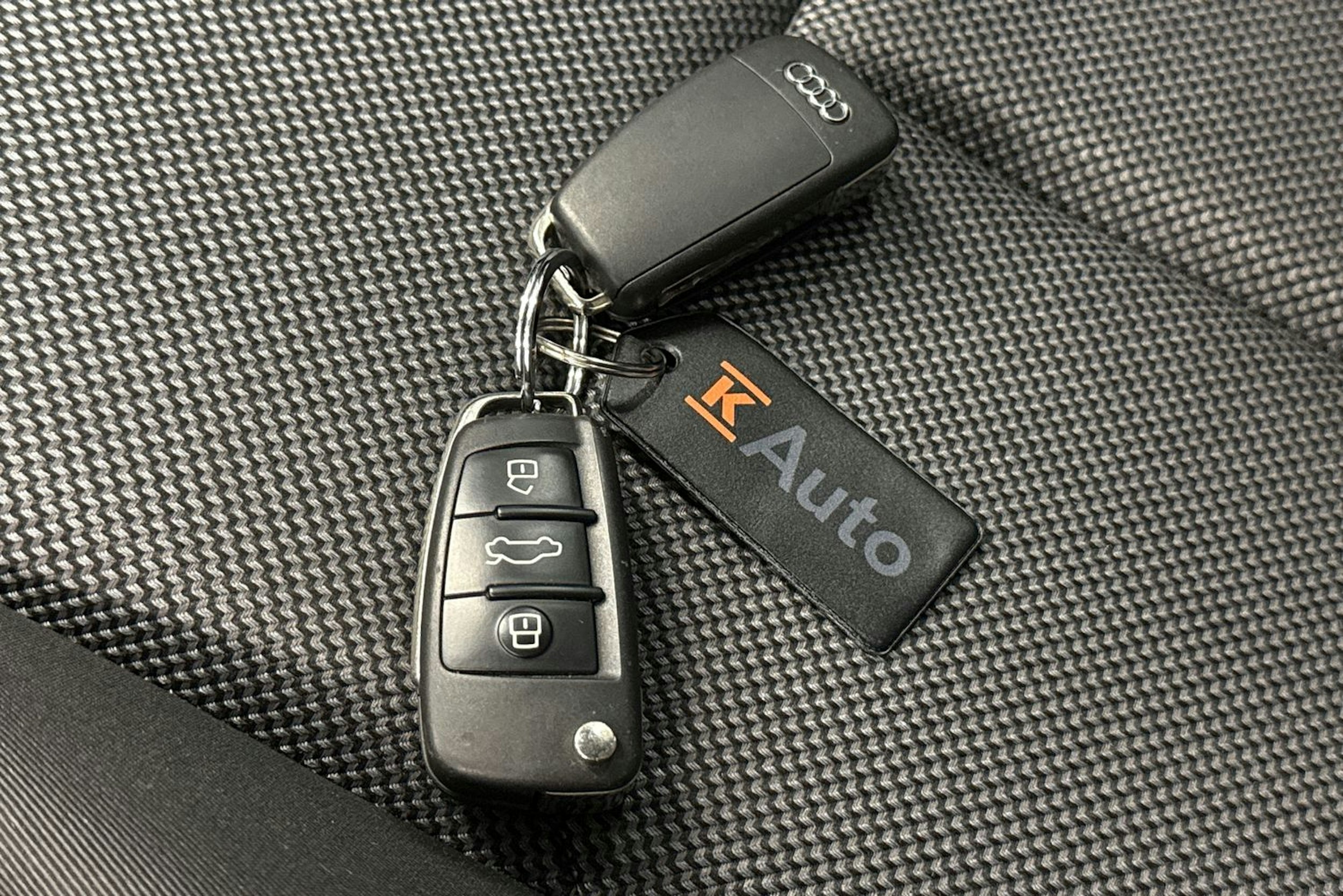 sininen Audi Q2 2019 kuva 24.