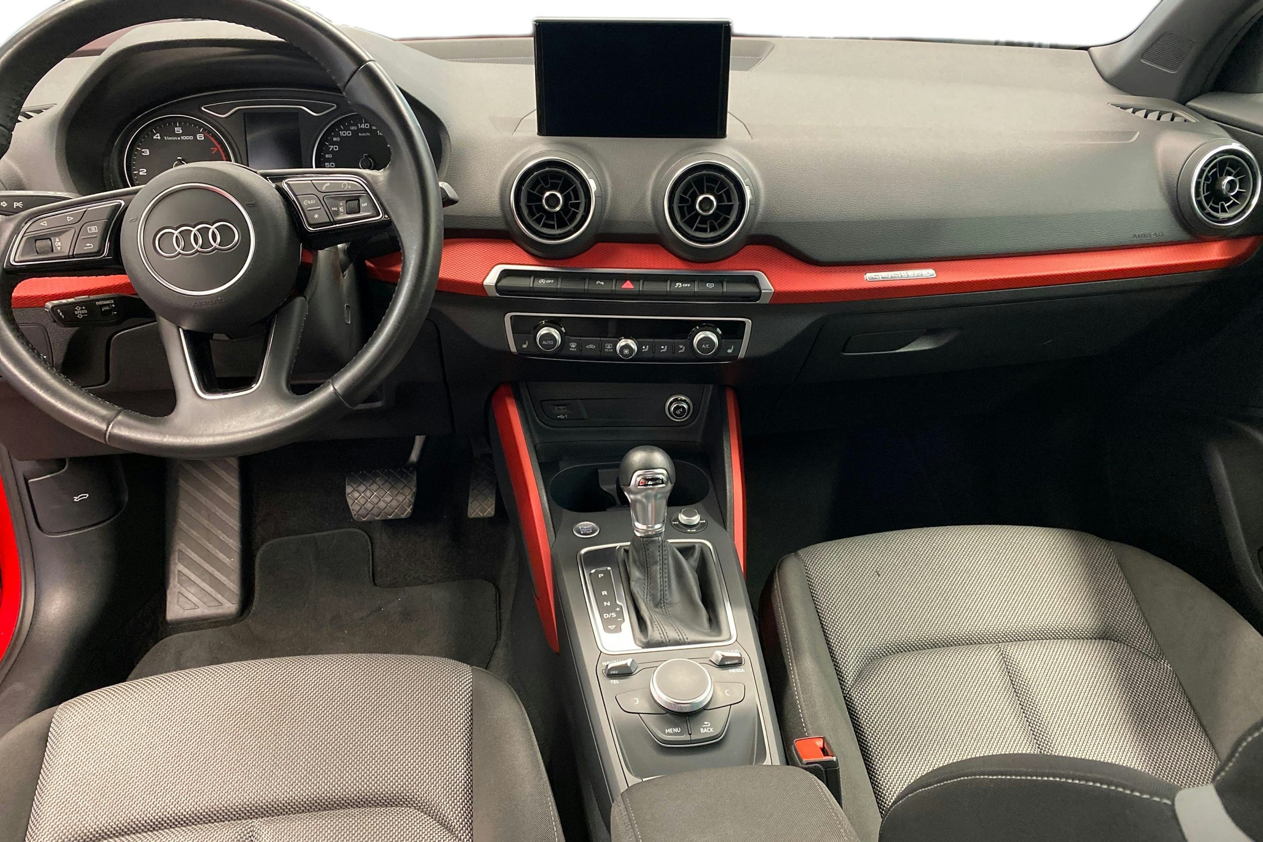 Punainen Audi Q2 2019 kuva 9.