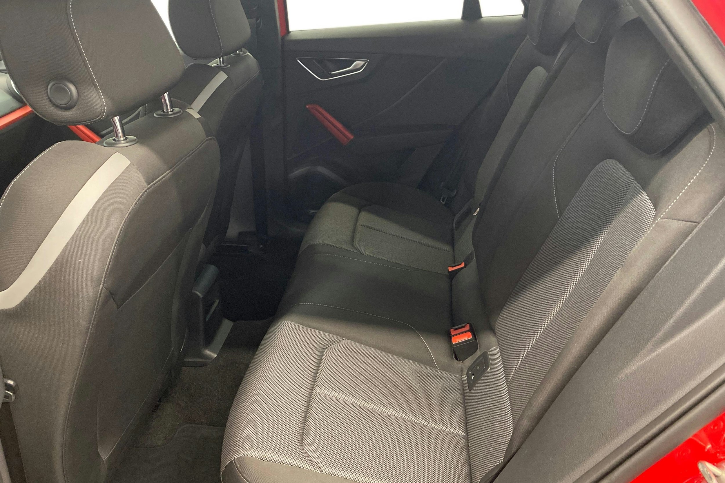 Punainen Audi Q2 2019 kuva 10.