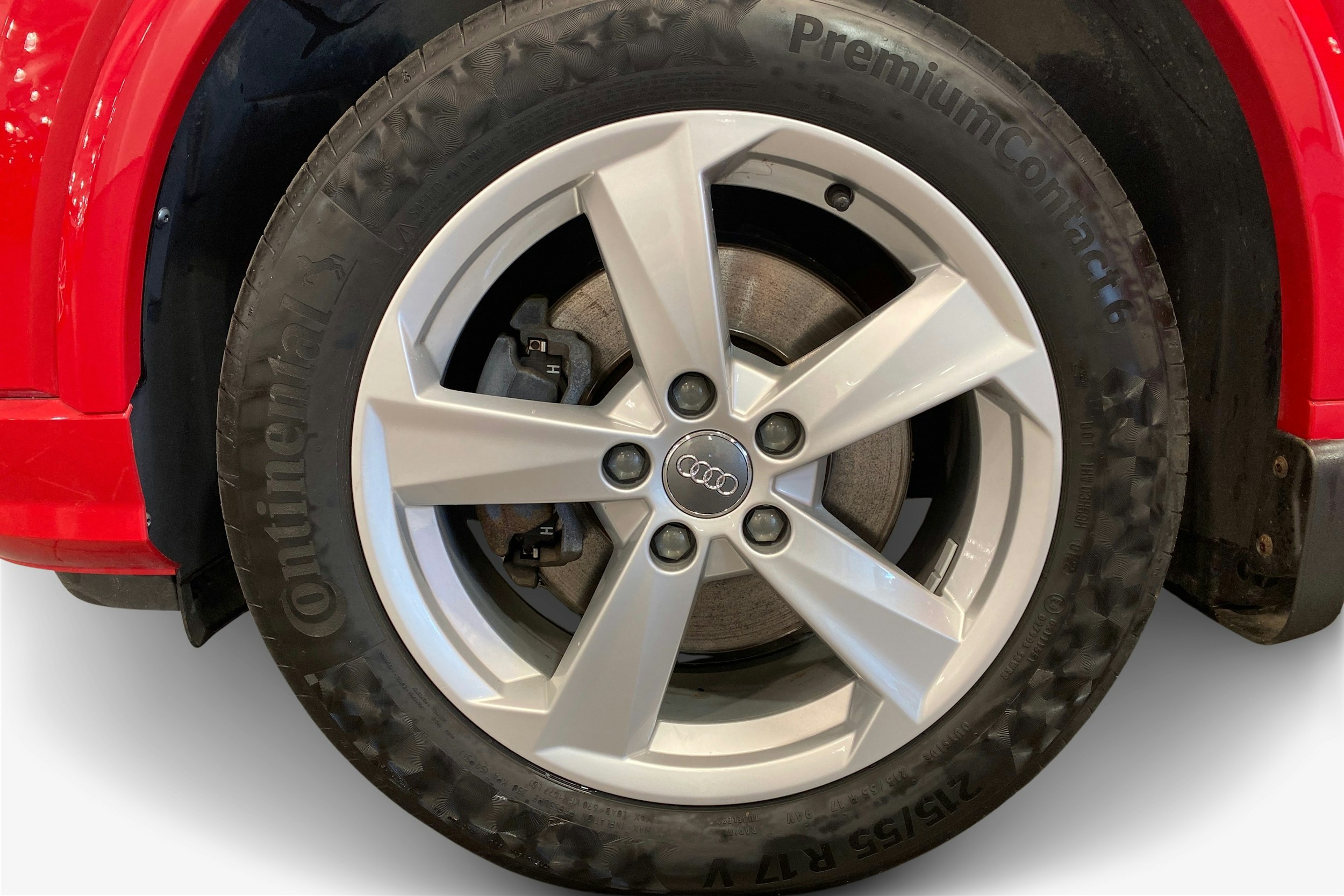 Punainen Audi Q2 2019 kuva 11.