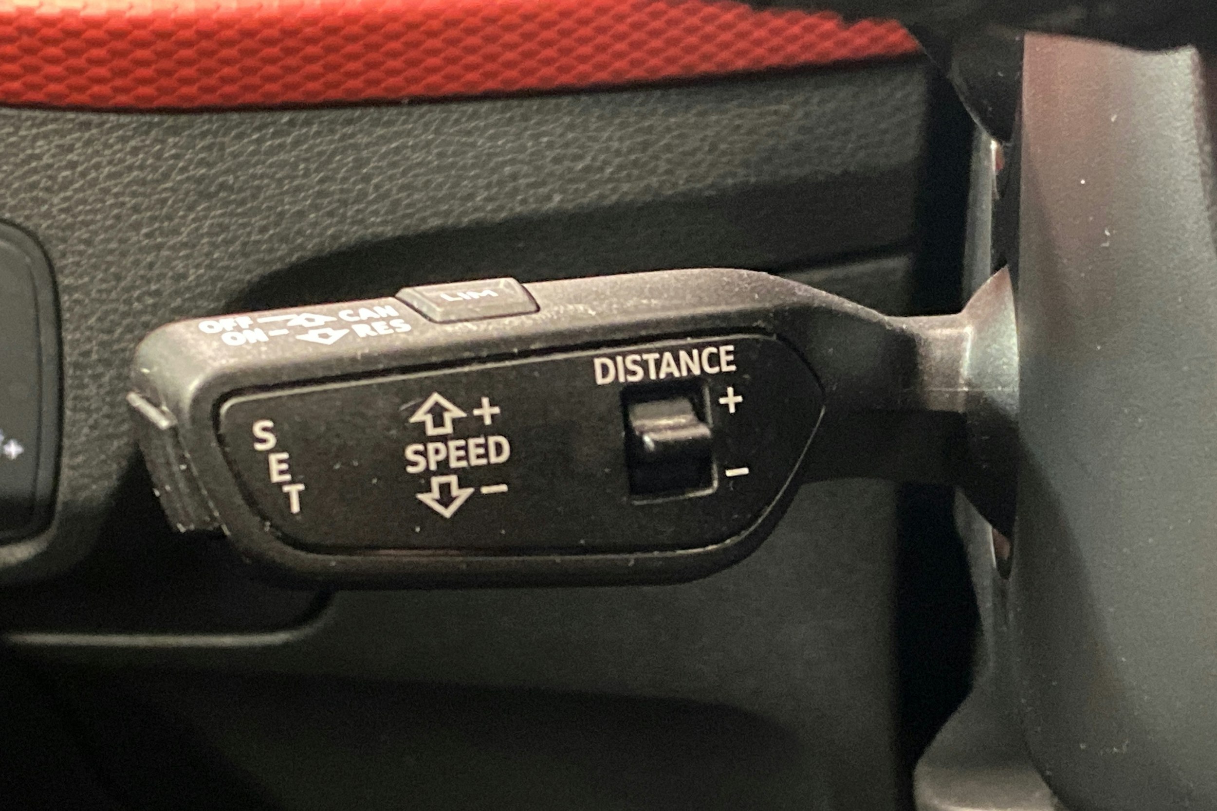 Punainen Audi Q2 2019 kuva 17.