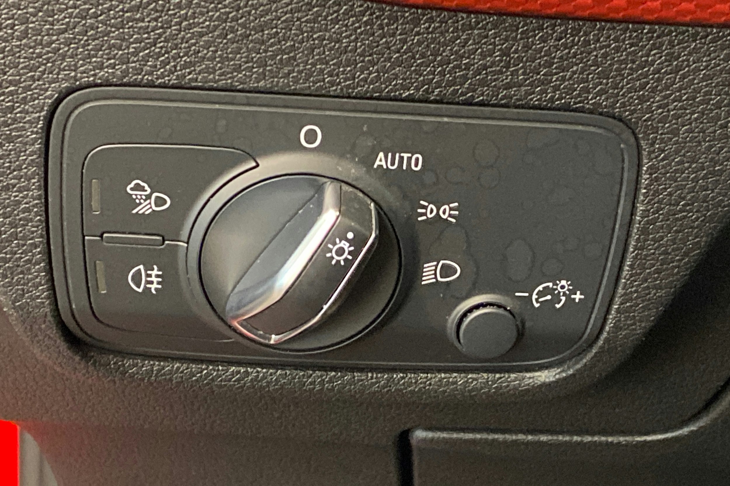 Punainen Audi Q2 2019 kuva 18.