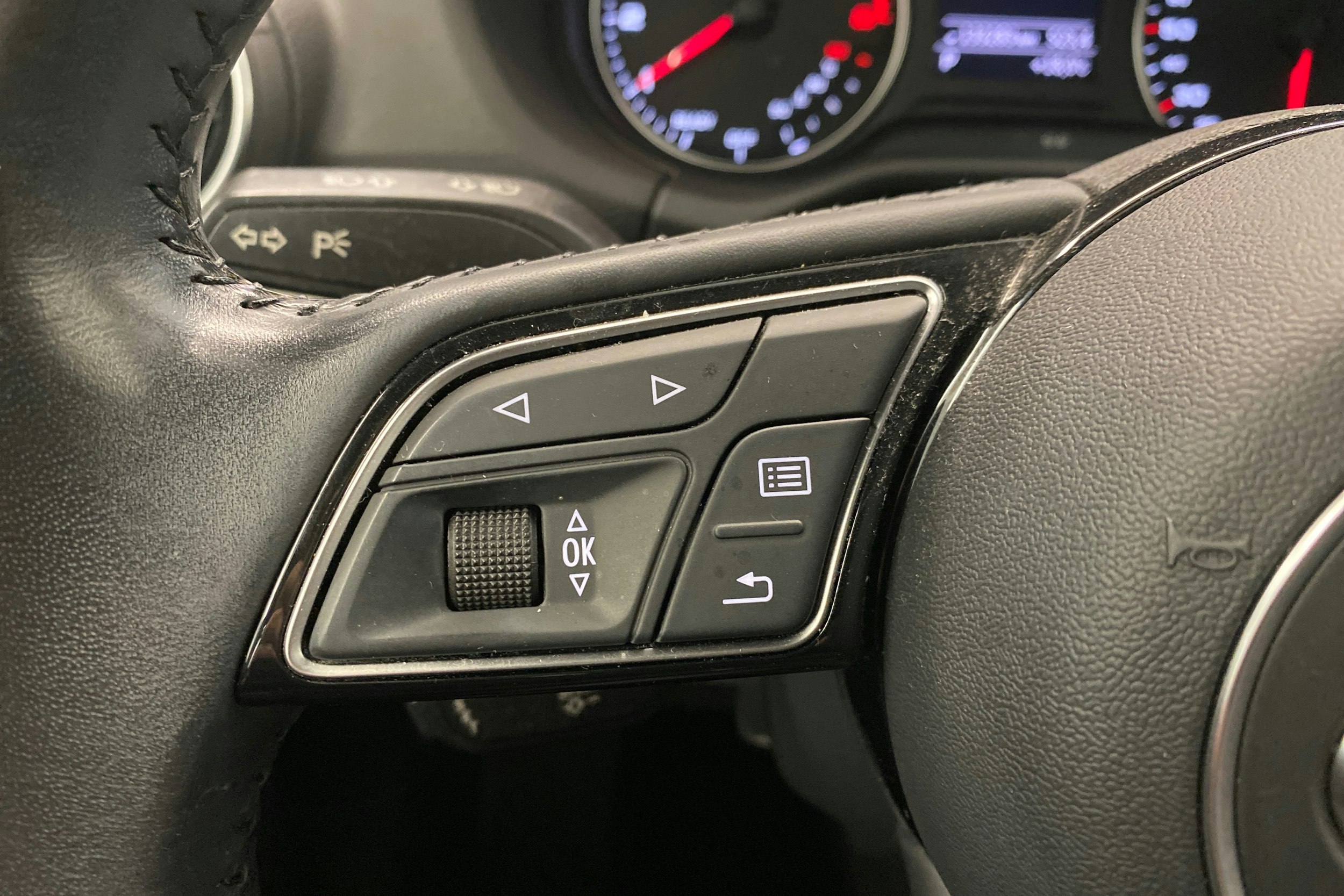 hopea Audi Q2 2019 kuva 17.