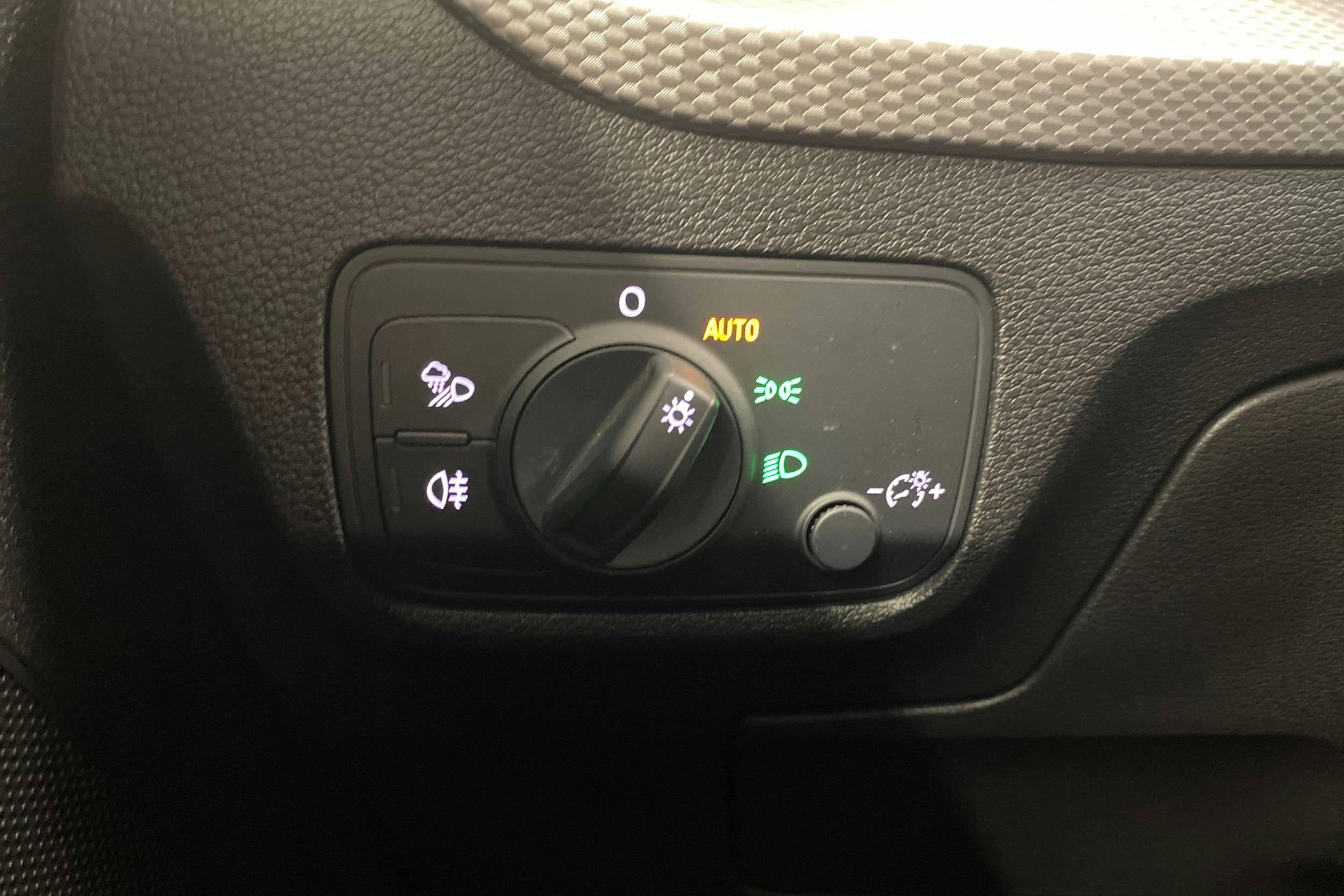 hopea Audi Q2 2019 kuva 21.