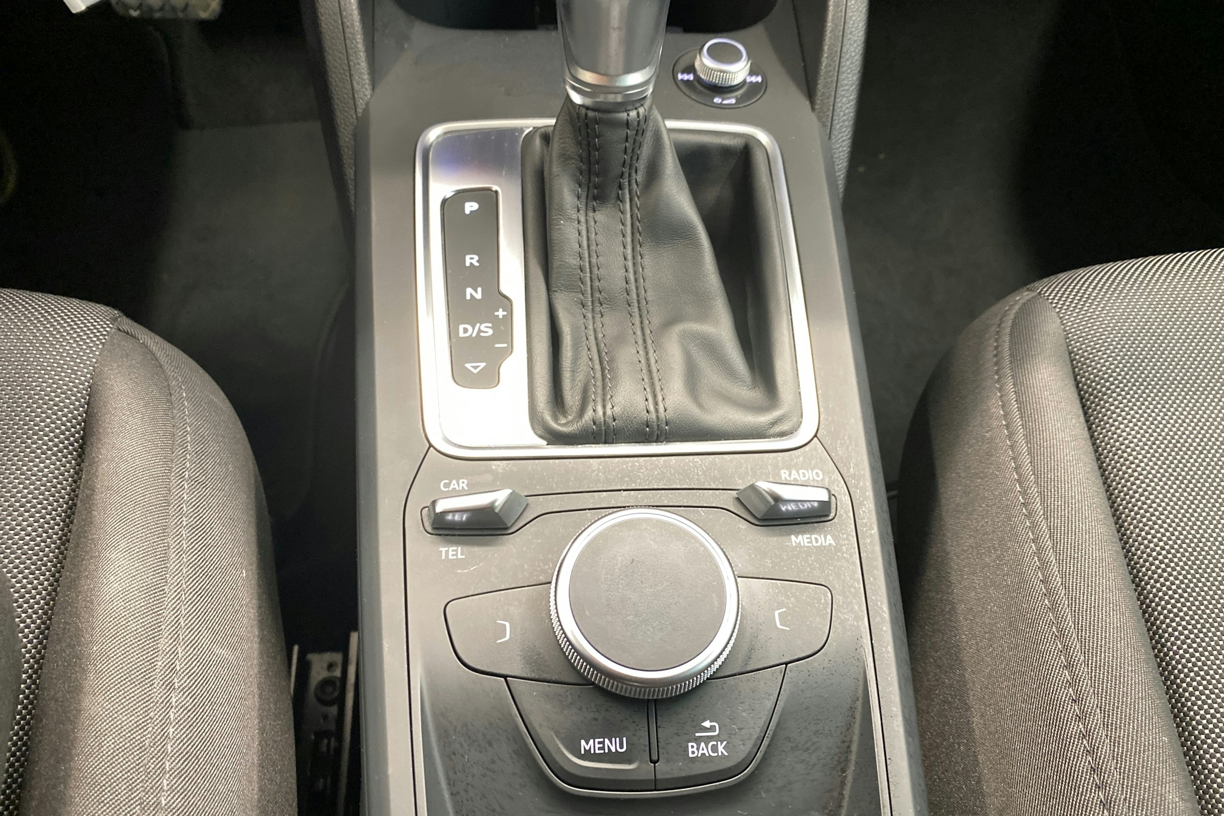 hopea Audi Q2 2019 kuva 24.