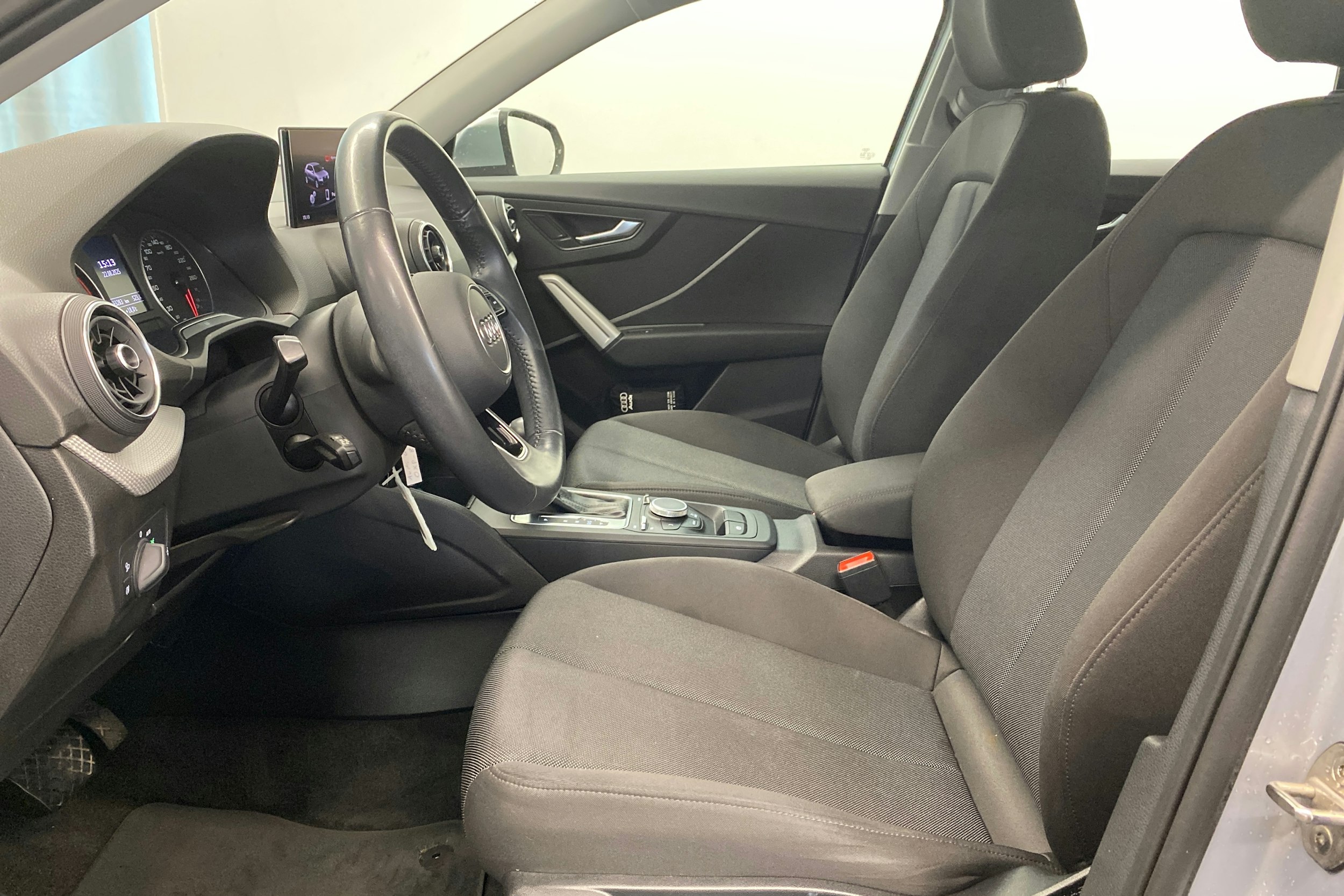 hopea Audi Q2 2019 kuva 29.