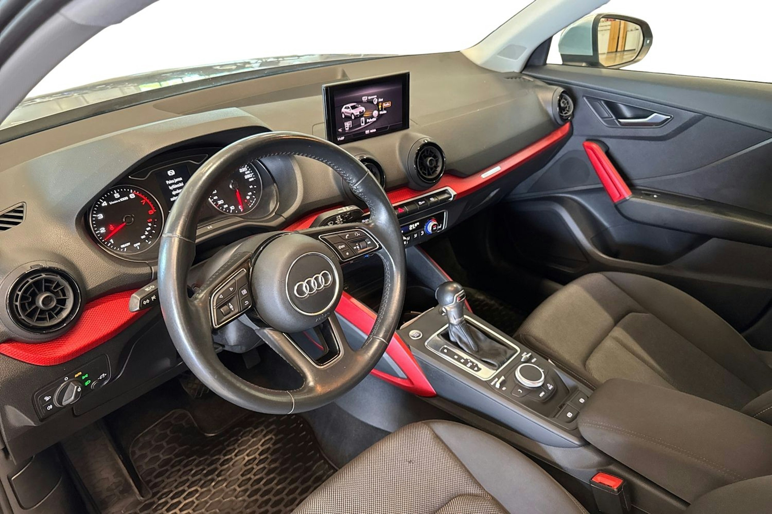 hopea Audi Q2 2019 kuva 7.