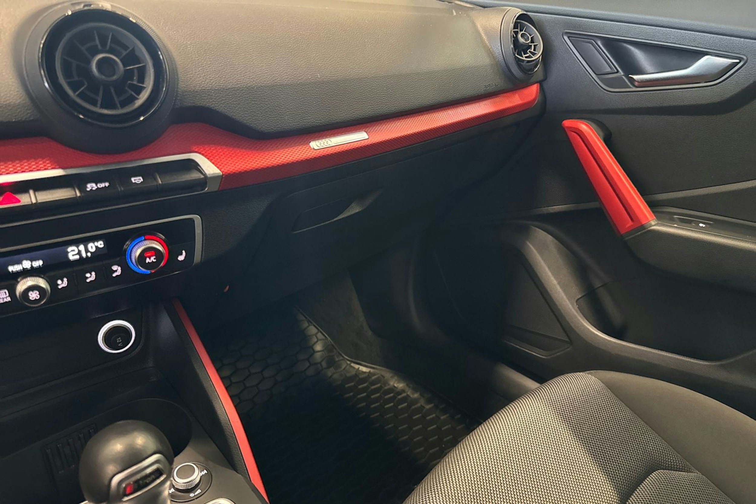 hopea Audi Q2 2019 kuva 20.