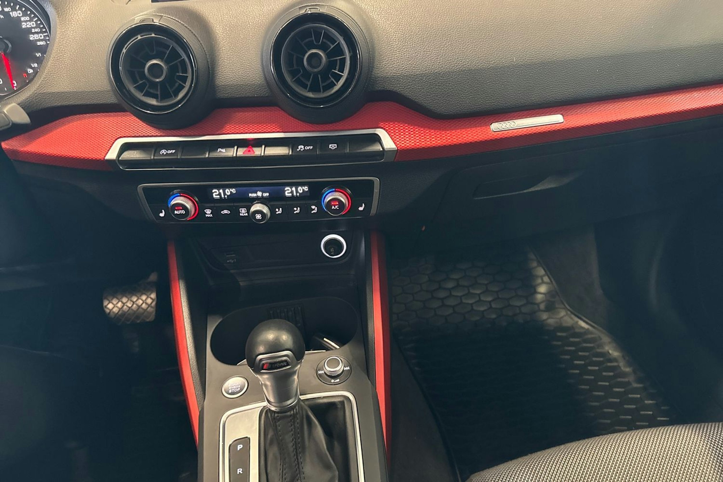 hopea Audi Q2 2019 kuva 21.