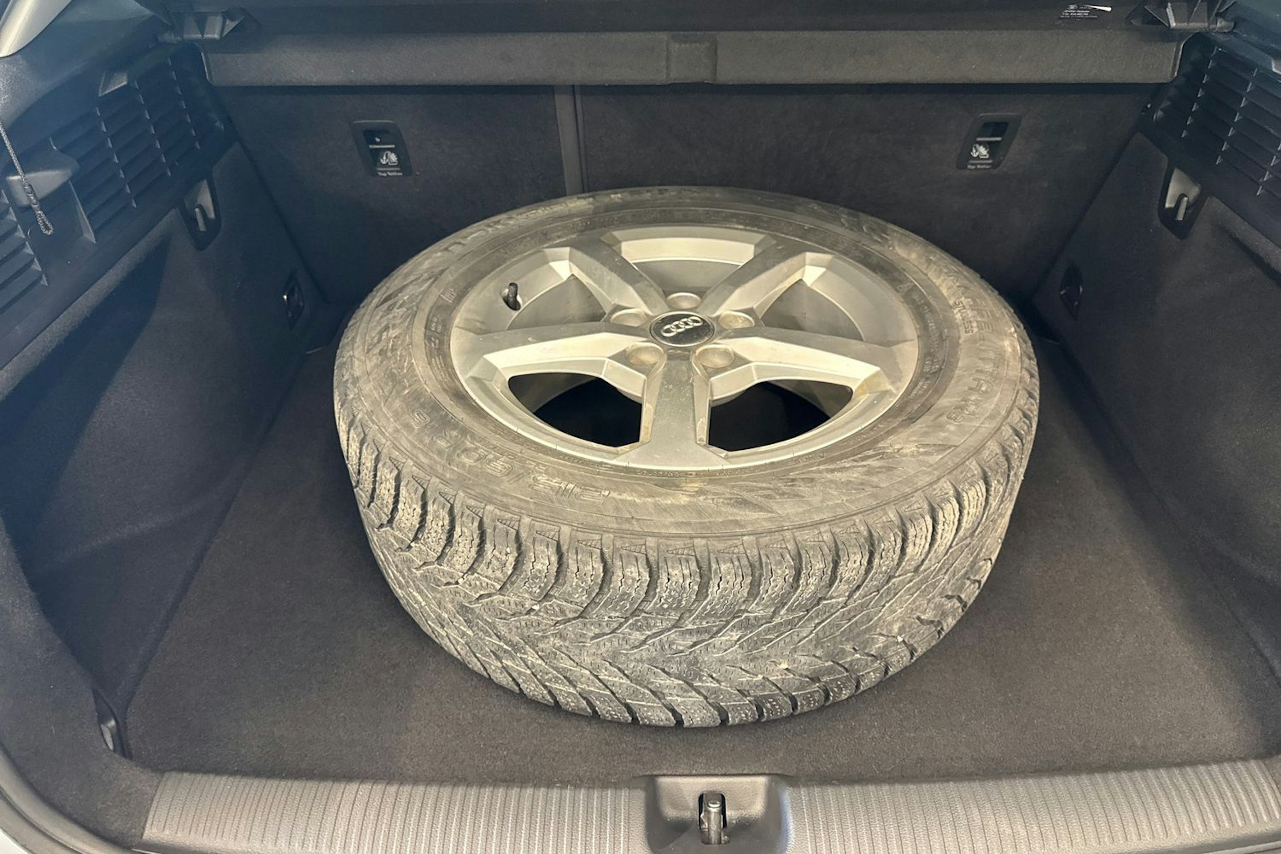 hopea Audi Q2 2019 kuva 24.