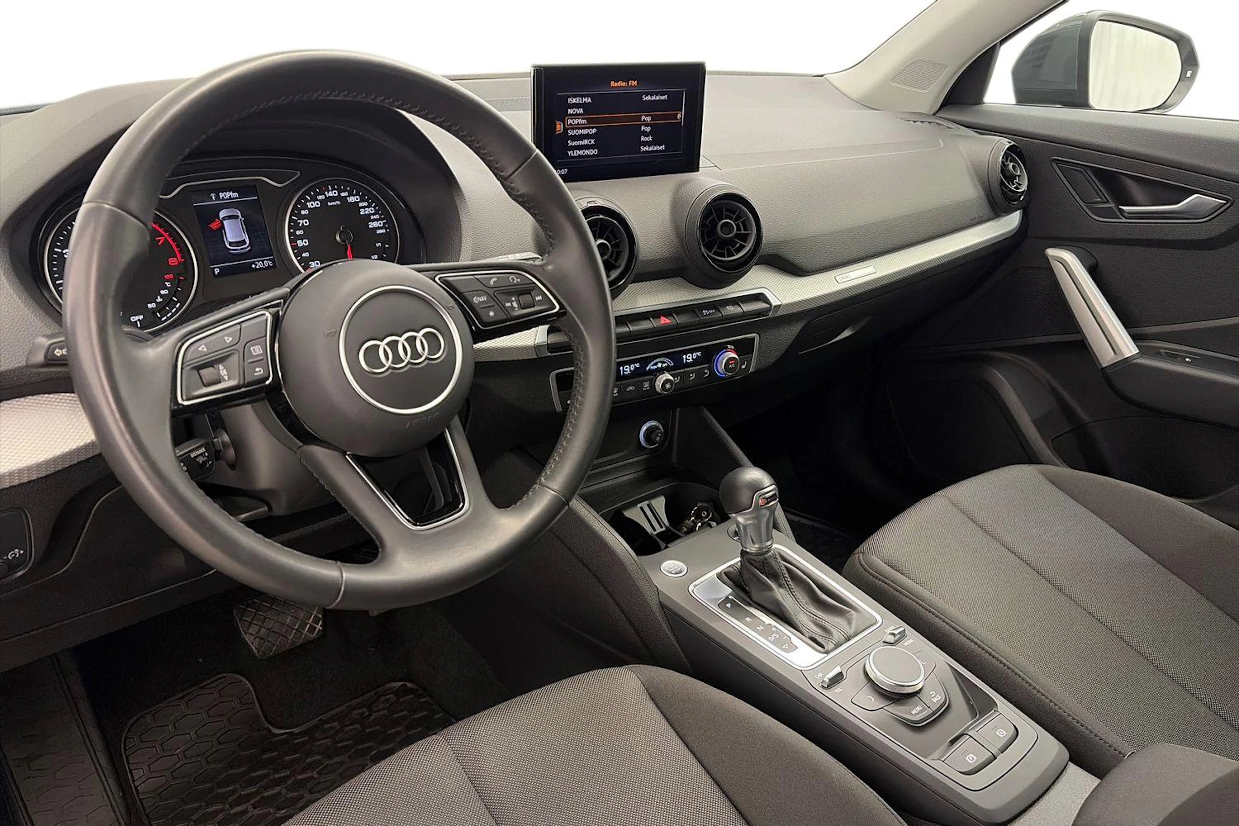 met. harmaa Audi Q2 2019 kuva 6.
