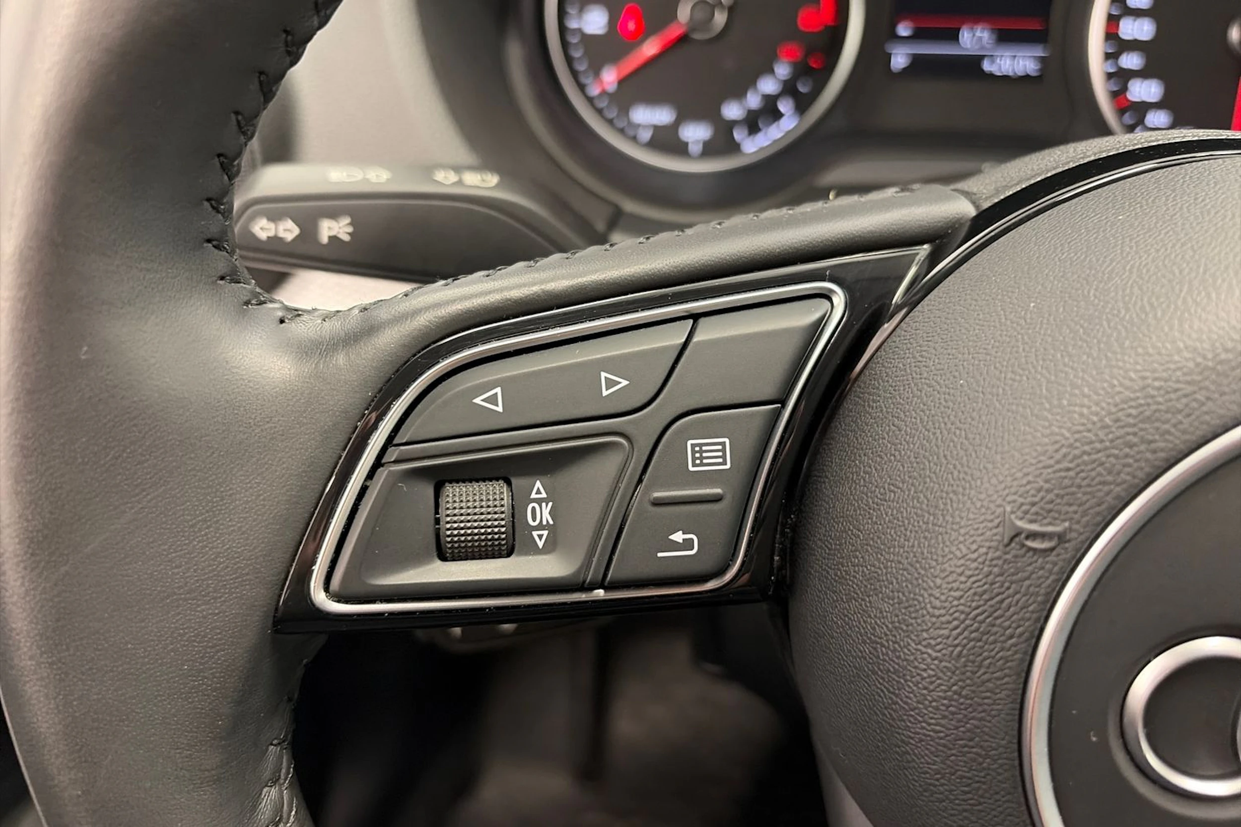 met. harmaa Audi Q2 2019 kuva 14.