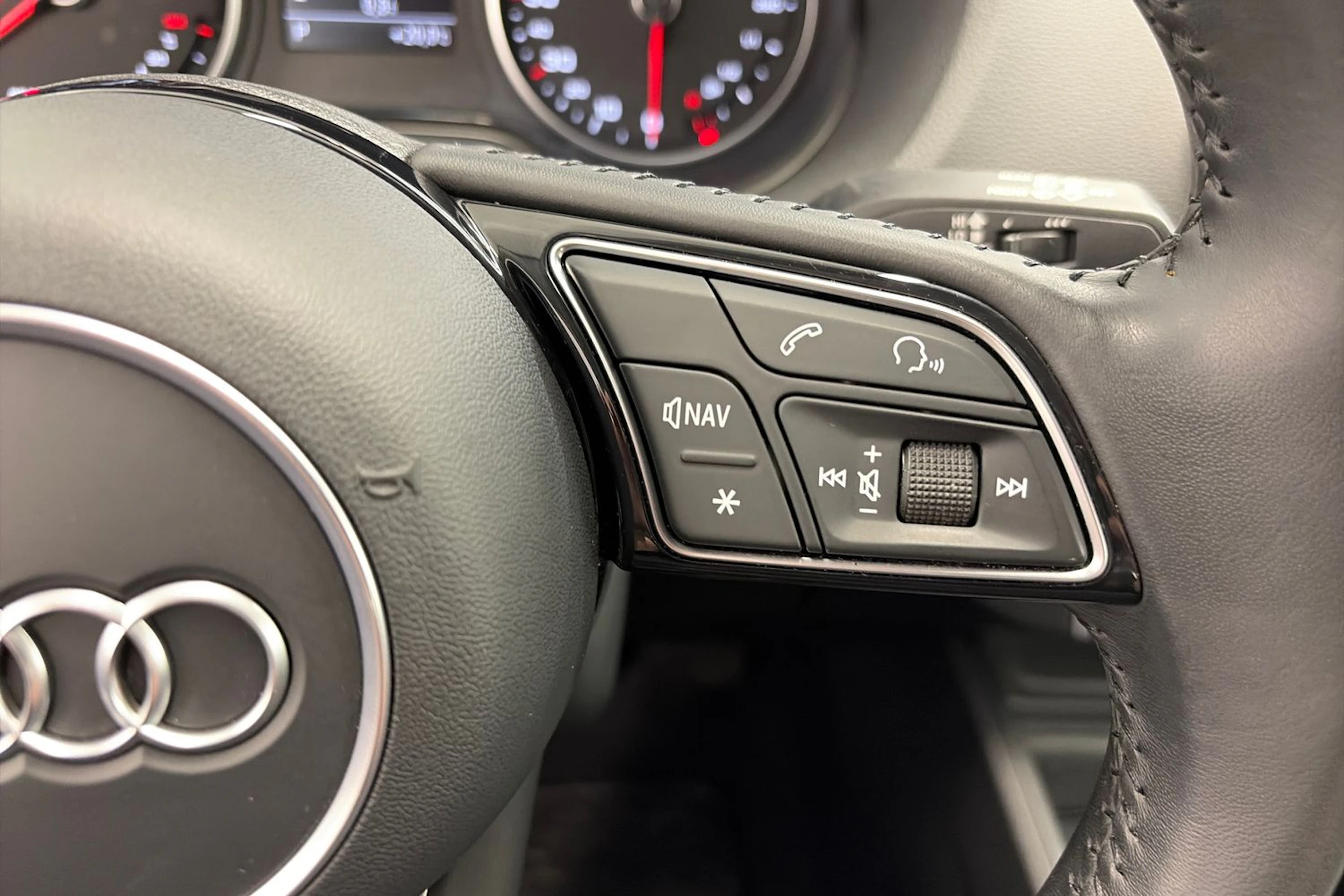 met. harmaa Audi Q2 2019 kuva 15.