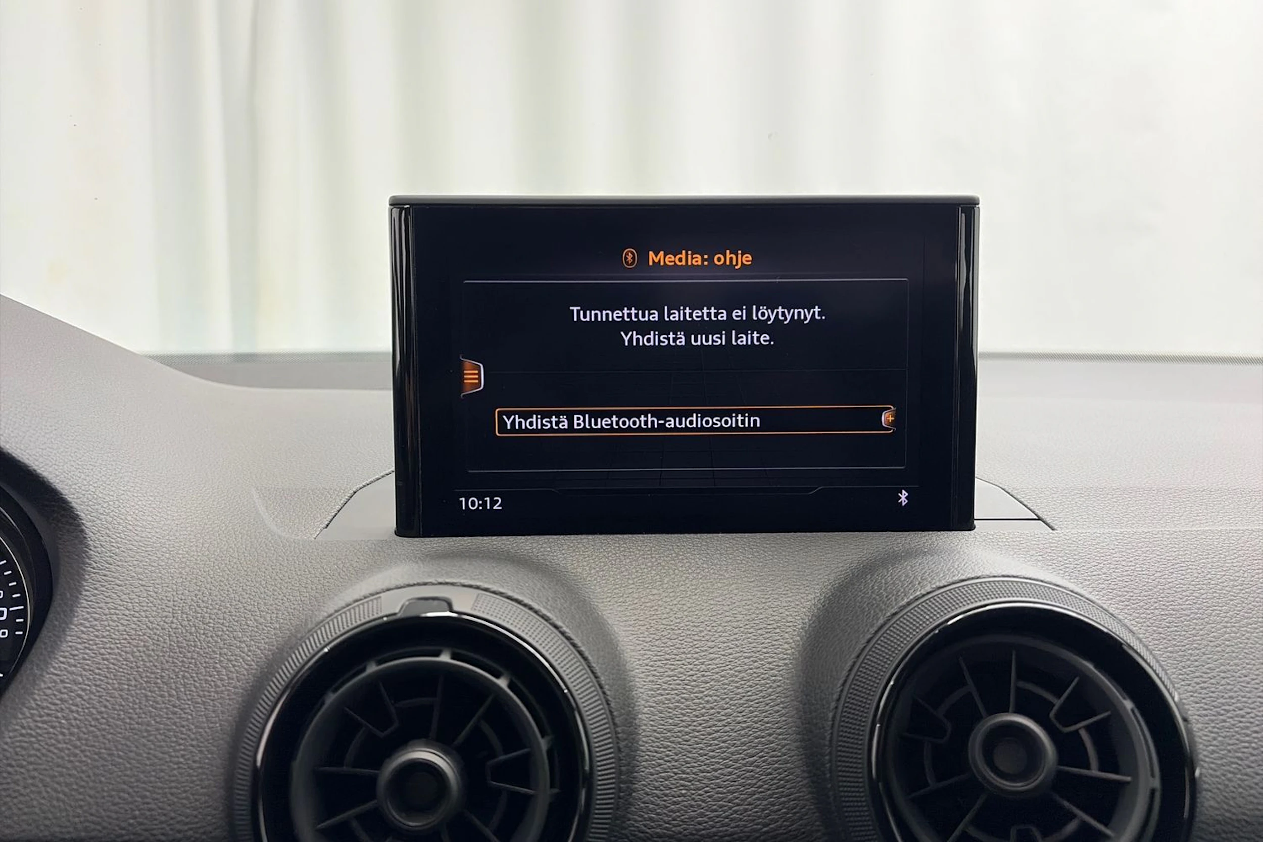 met. harmaa Audi Q2 2019 kuva 18.