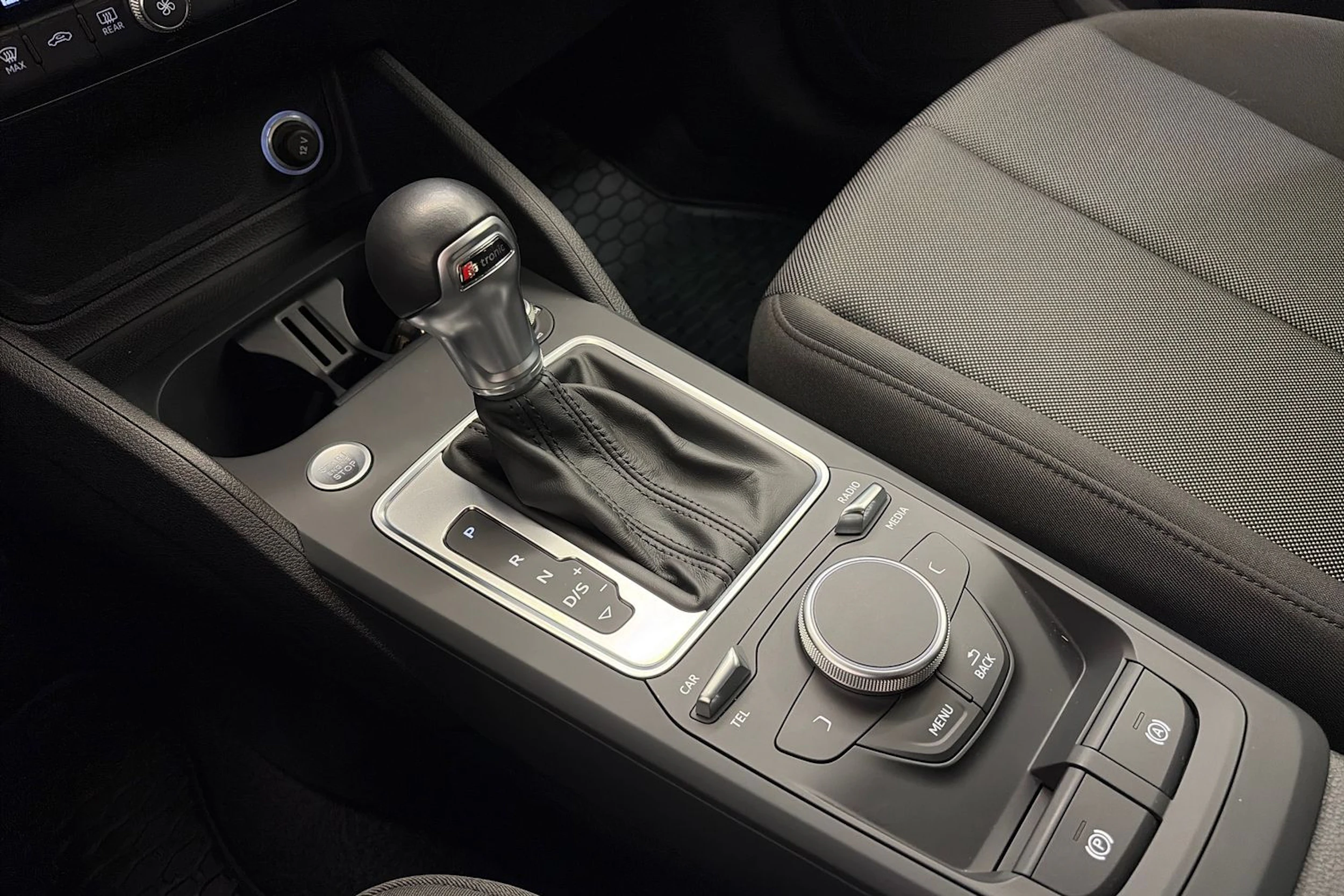 met. harmaa Audi Q2 2019 kuva 21.