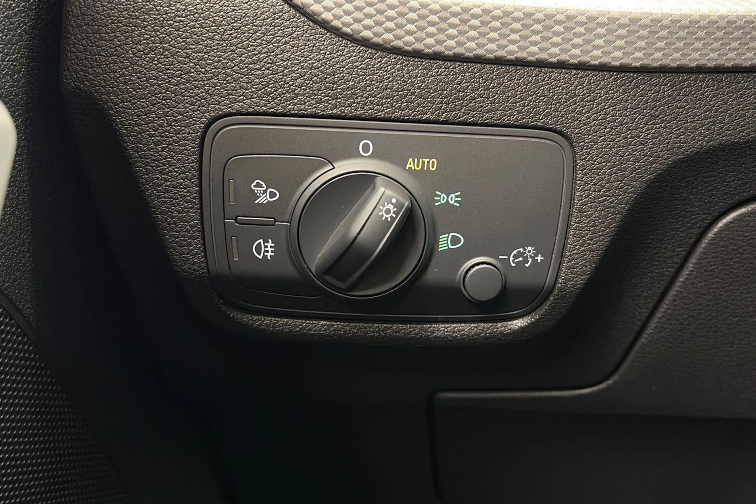 met. harmaa Audi Q2 2019 kuva 23.