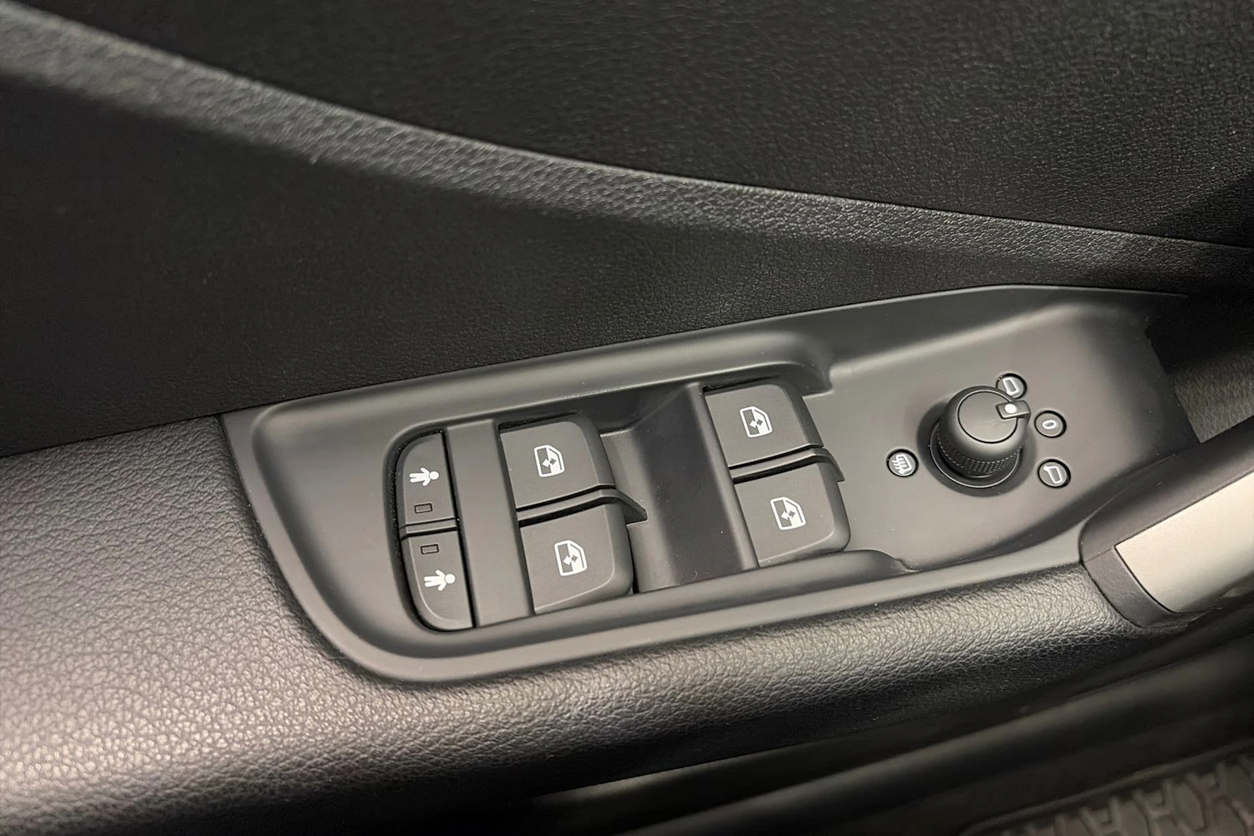 met. harmaa Audi Q2 2019 kuva 24.