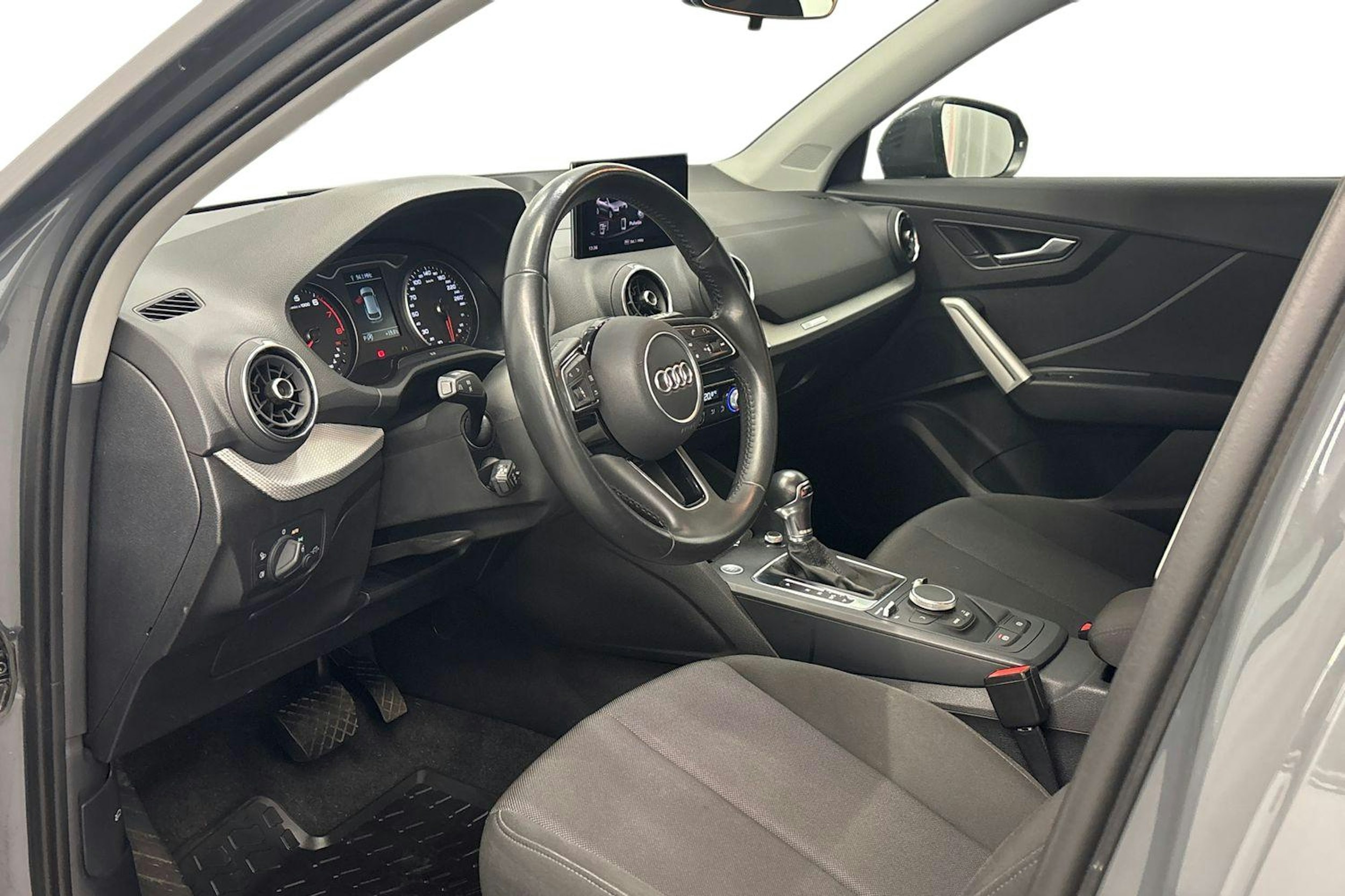 harmaa Audi Q2 2020 kuva 7.