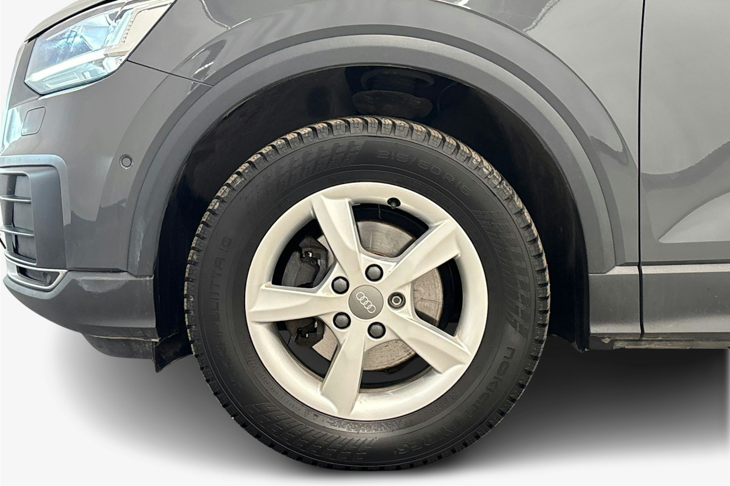 harmaa Audi Q2 2020 kuva 11.